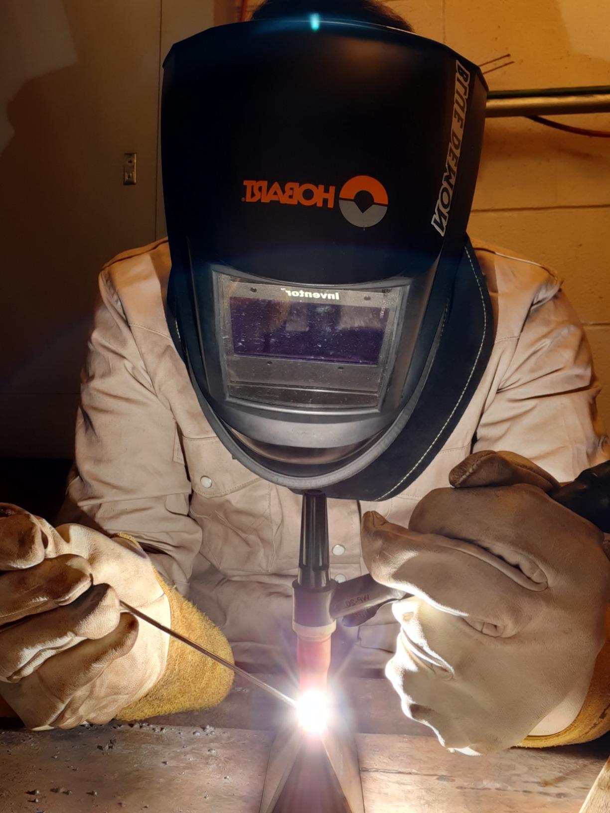 Hobart 770890 Auto-Darkening Welding Helmet, Large, Black | PureColor lens; 9.3 sq in widescreen view; 4 arc sensors; grind mode; analog shade controls; Large customer photo 2