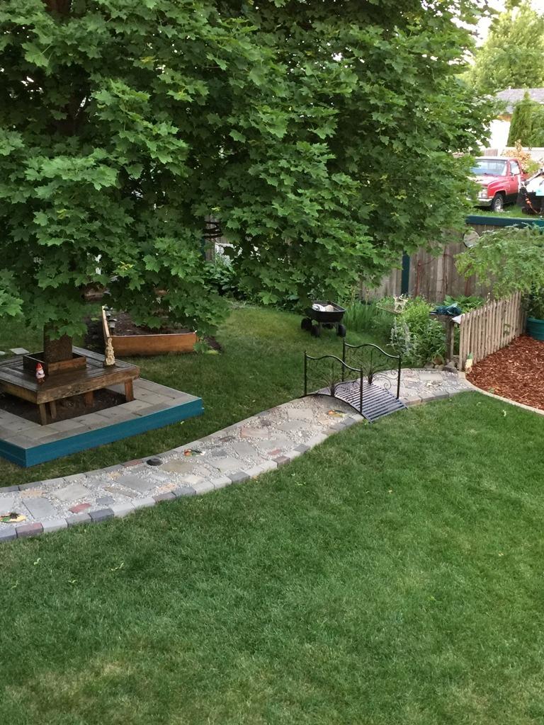 Outsunny 4' Metal Arch Backyard Garden Bridge with Safety Siderails, Delicate Scrollwork, & Easy Assembly, Black Bronze customer photo 1