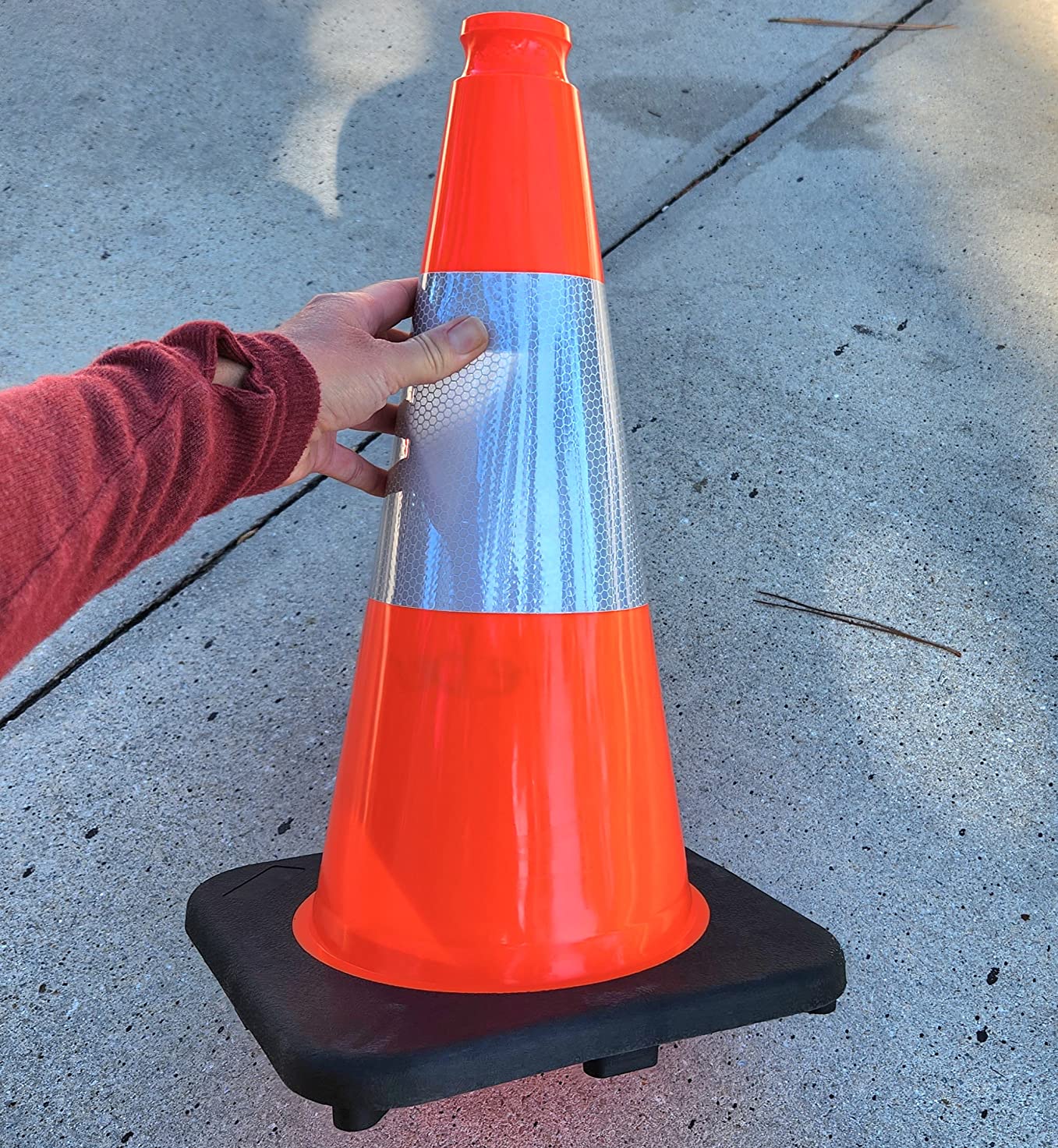 Besea 28 Inch Orange Traffic Cones, Heavy Duty Rubber Base | Heavy Duty Safety Cones with Weighted Rubber Base, Stable Design for Construction, Parking Lots and Traffic Control customer photo 1