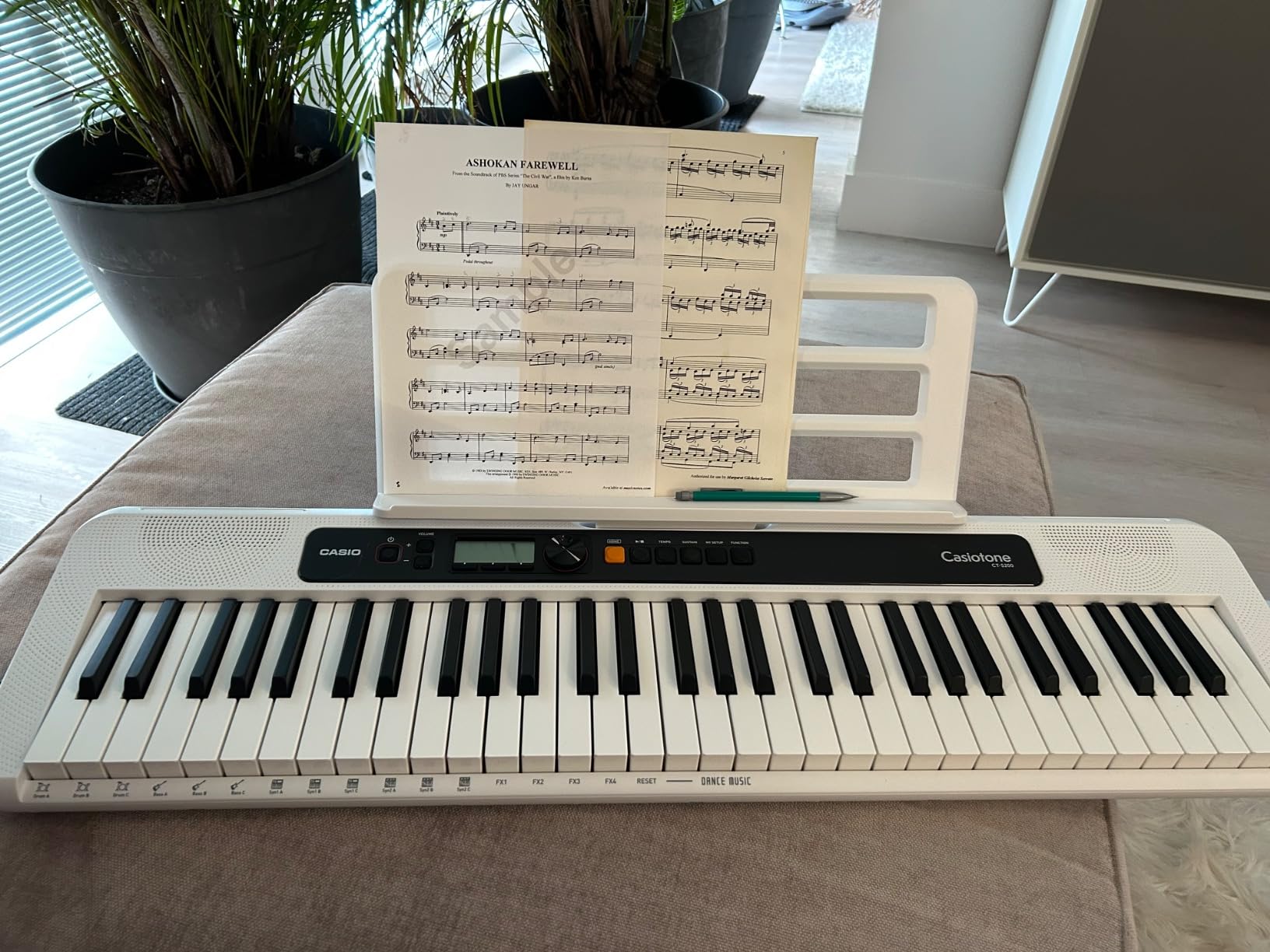 Casiotone CT-S200 - 61-Key Portable Keyboard for Beginners | 400 Tones, 77 Rhythms, LCD Display, Dance Music Mode, USB-MIDI, Stereo Speakers | Black customer photo 2