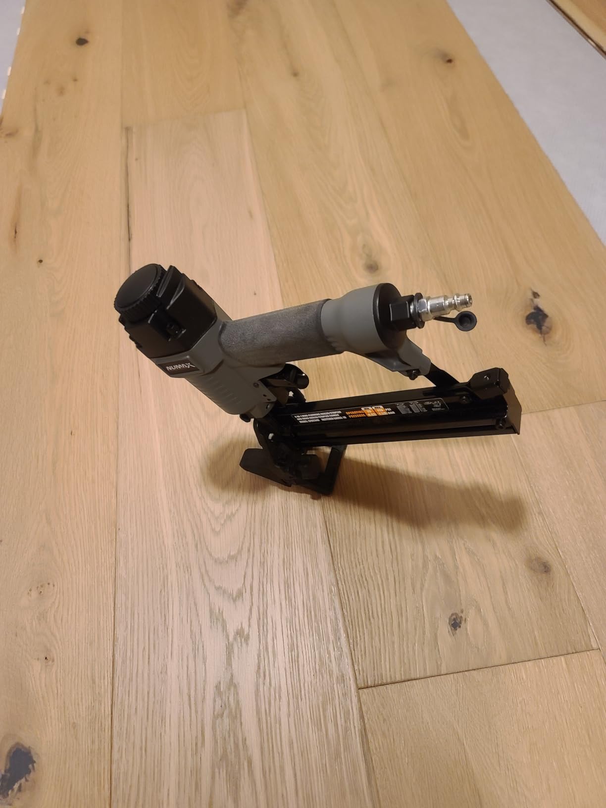 NuMax SFBC940 Pneumatic 4-in-1 18-Gauge 1-5/8