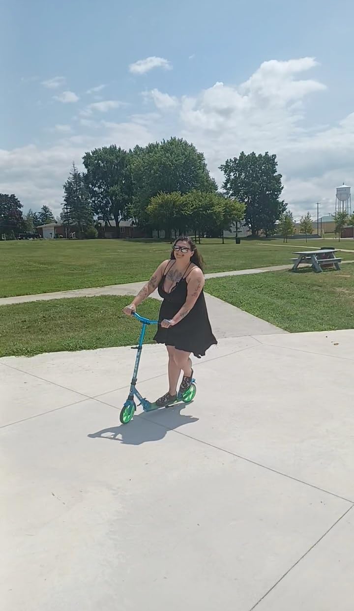 Hurtle Renegade Kick Scooter for Kids, Teenagers & Adults - 2-Wheel Folding Scooter with Adjustable T-Bar Handlebar - Alloy Anti-Slip Deck customer photo 2