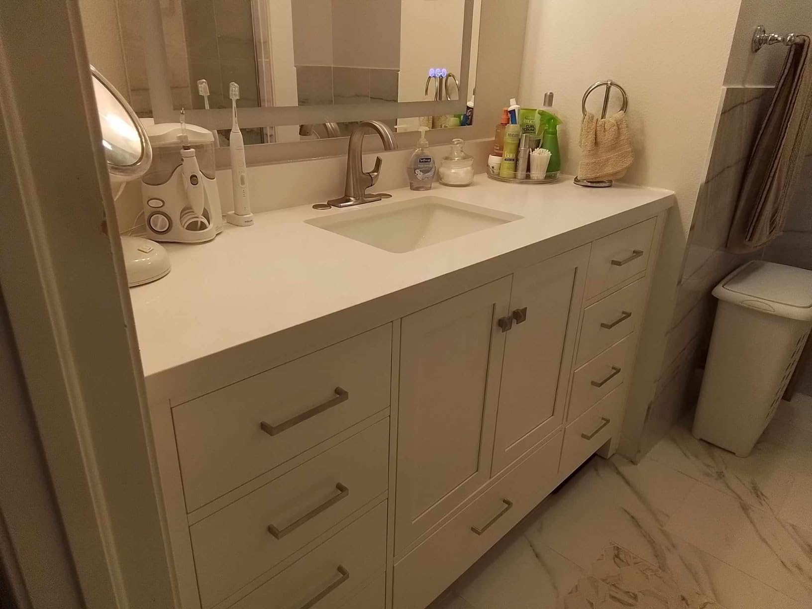 ARIEL Cambridge 60-inch Bathroom Vanity with Sink, Solid Wood, 1.5-inch Pure White Quartz Countertop & Backsplash, White customer photo 2