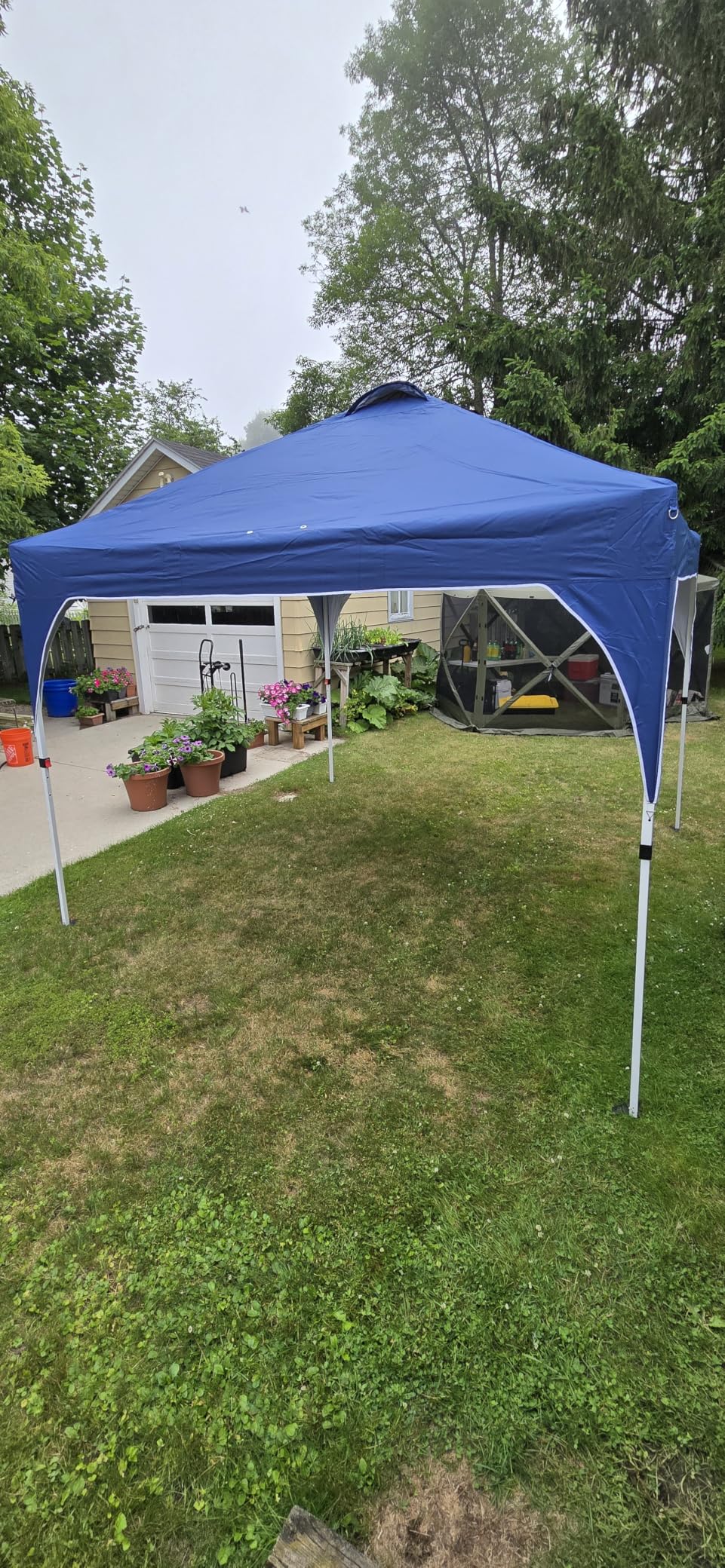 Yaheetech 10x10 Pop Up Canopy Tent with Vent, Easy Set Up Tent, Instant Sun Shelter Canopy with Wheeled Bag, 4 Sandbags, 12 Stakes & 4 Ropes, for Parties, Beach, Outdoor, White customer photo 1