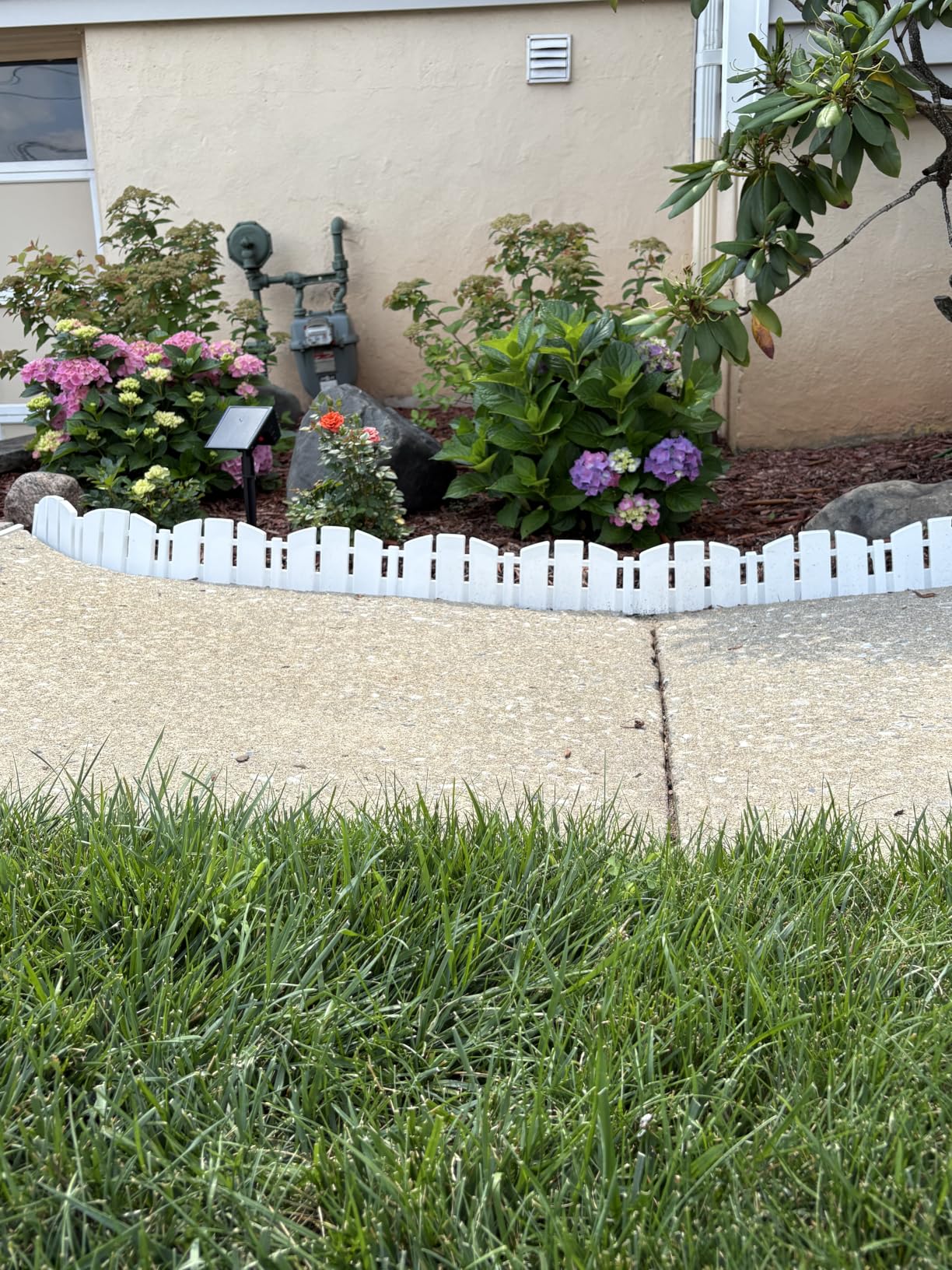 EasyFlex No-Dig Landscape Edging with Anchoring Spikes, 4.5 in. Tall Decorative Adirondack Wood-Look Fence Garden Border, 15 Foot Kit, Brown (3600BR-15C-6) customer photo 2