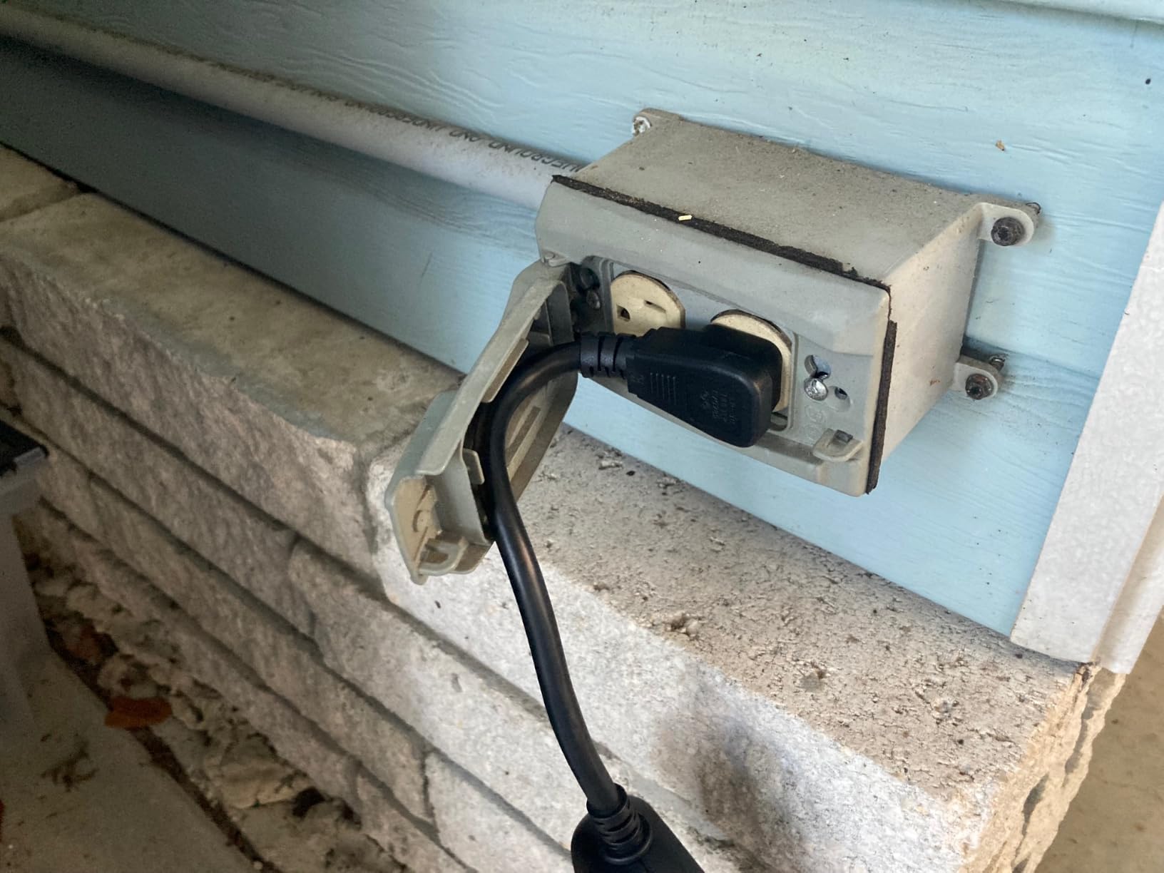 Kasa Outdoor Smart Plug, Smart Home Wi-Fi Outlet Timer, Max Load 15A/1875W, IP64 Weather Resistance, Compatible with Alexa, Google Home & SmartThings, No Hub Required, ETL Certified(KP401) customer photo 1