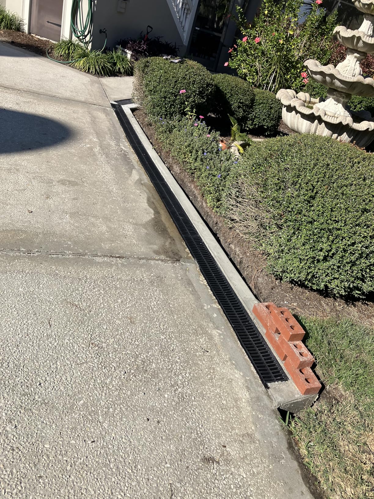 VEVOR Trench Drain System Channel Drain 5.9x5.1-Inch HDPE Drainage Trench, Black Plastic Garage Floor Drain with Plastic Grate, 6x39 Trench Drain Grate, with 6 End Caps, for Garden, Driveway-6 Pack customer photo 2
