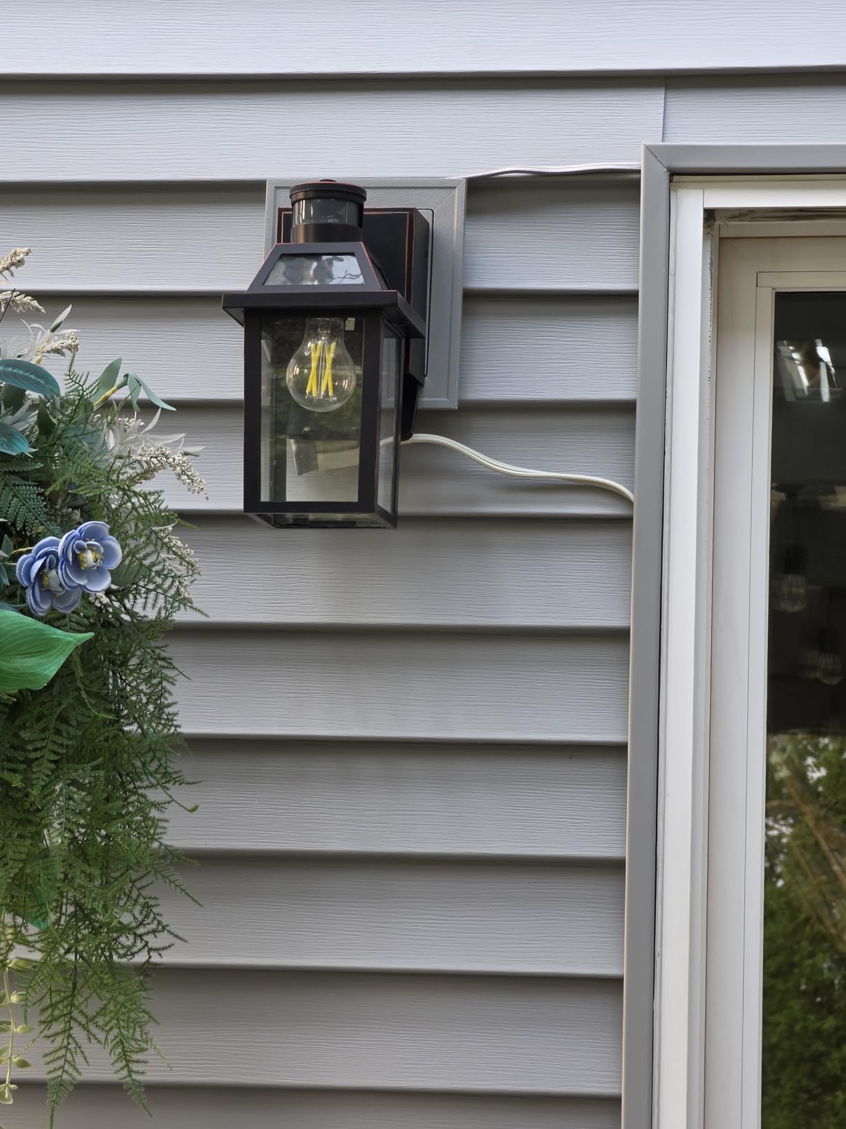 Yisuro Porch Lights with GFCI Outlet, Dusk to Dawn Outdoor Lights with Outlet, 3 Lighting Modes Exterior Light Fixture Waterproof customer photo 1