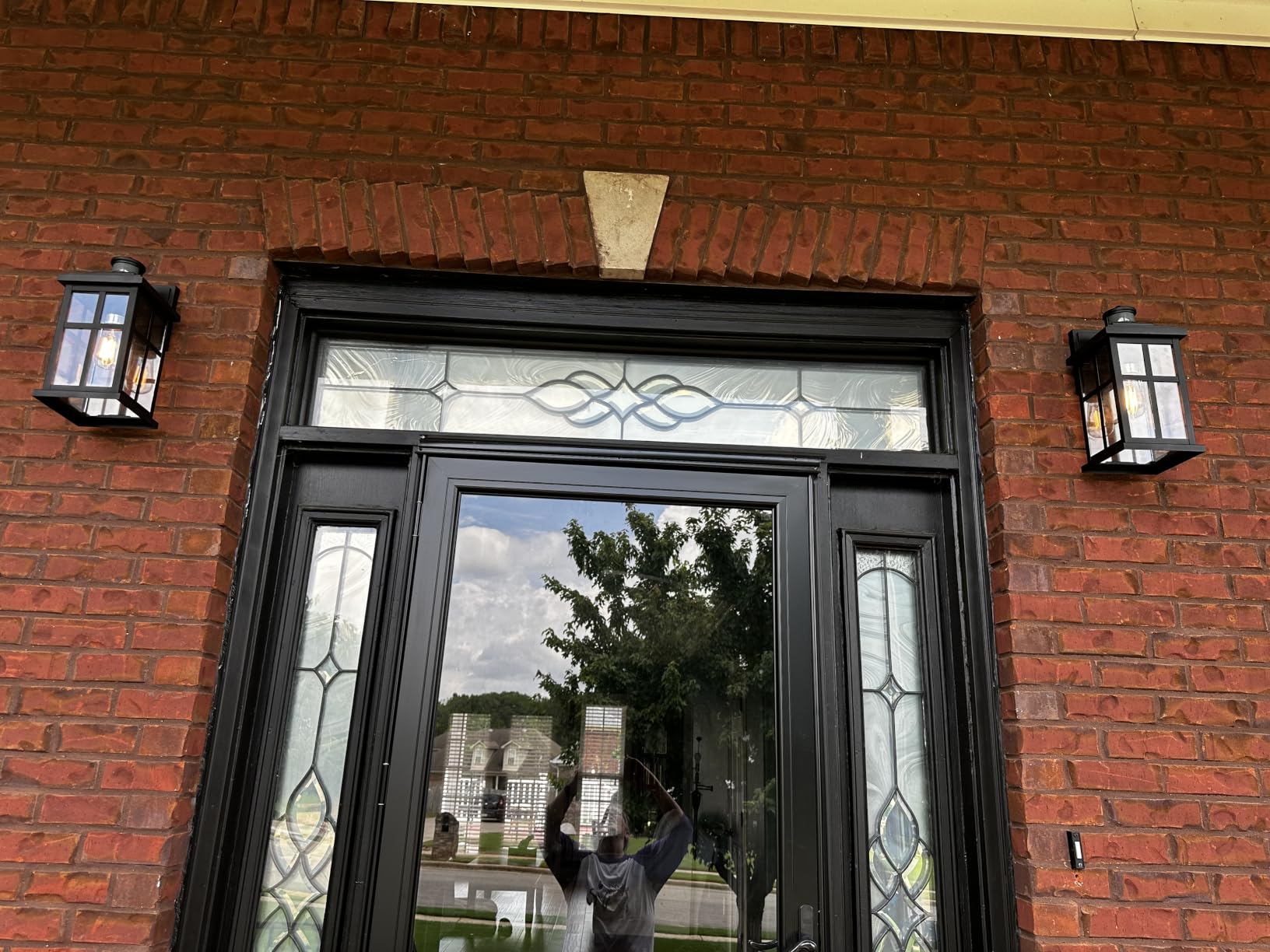 Yisuro Porch Lights with GFCI Outlet, Dusk to Dawn Outdoor Lights with Outlet, 3 Lighting Modes Exterior Light Fixture Waterproof customer photo 2