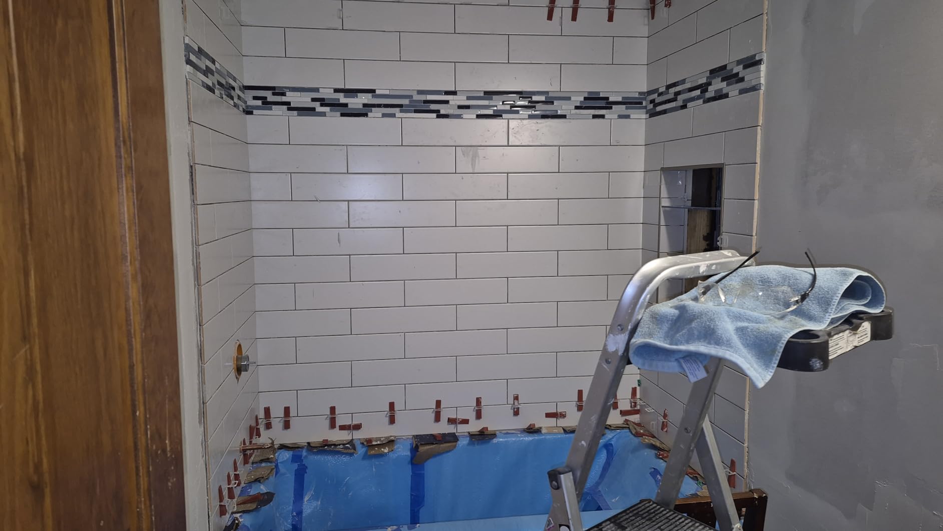 Tile Leveling System 1000-Piece Tile Leveling Spacer Clips and 300-Piece Reusable Wedges Tile Leveler Tool Set for Ceramic Tile and Stone Installation (1/16 Inch) customer photo 1