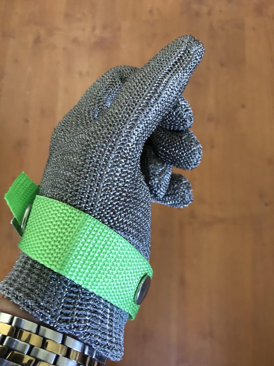Aillary Level 9 Cut Resistant Kitchen Glove, Food Grade, Machine Washable, Stainless Steel Wire Metal Mesh Safety Work Glove for Mandolin, Meat Cutting, Oyster Shucking, and Wood Working (Large) customer photo 2