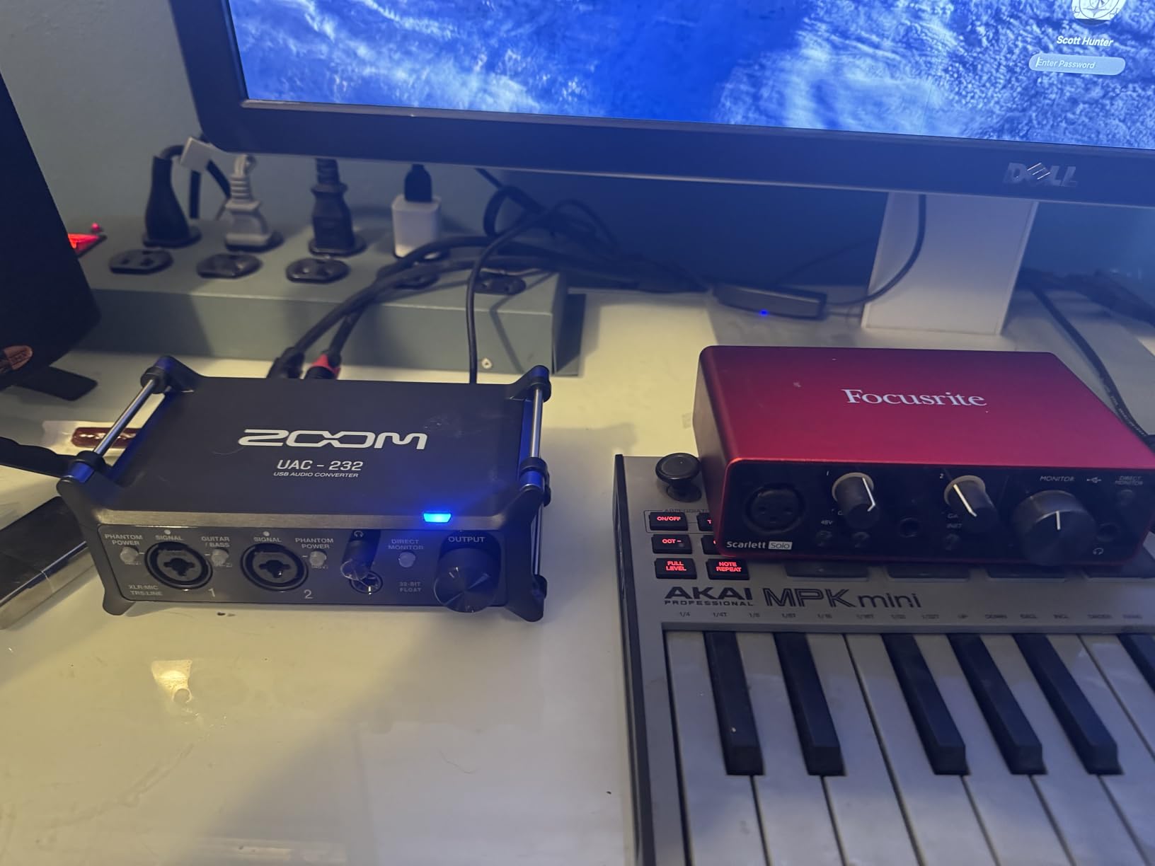 Zoom UAC-232 32-Bit Float Audio Interface for Music & Streaming with 2 XLR/TRS Combo Inputs, Headphone Output, 192 kHz Sample Rate customer photo 1