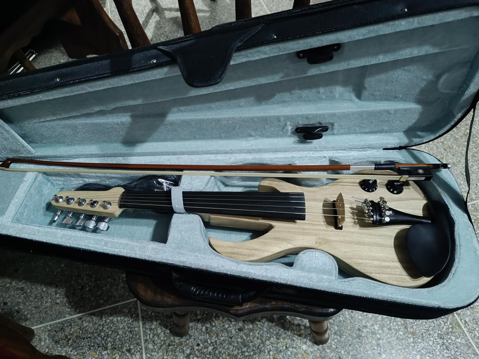 Yinfente 5 String Electric Violin 4/4 Full Size Solid Wood Beginner Violin Guitar Shape Ebony Parts With Case, Bow, Cleaning Cloth, Rosin customer photo 1