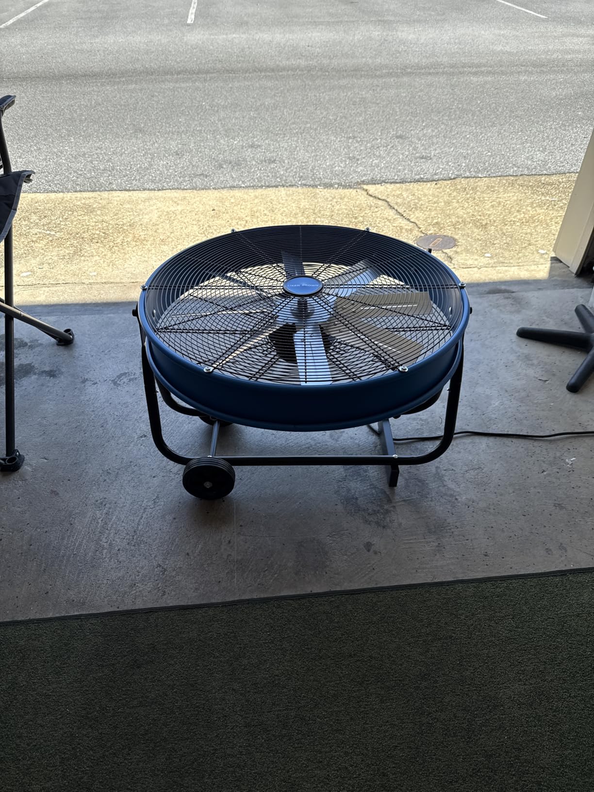 KEN BROWN 24 Inch Industrial Drum Fan, High Velocity Floor Shop Fan, Heavy Duty, 9500 CFM, 8 Blades, 3 Speeds, 360 Degree Tilt, Ideal for Industrial, Commercial, Gym, Garage Use, Blue customer photo 1
