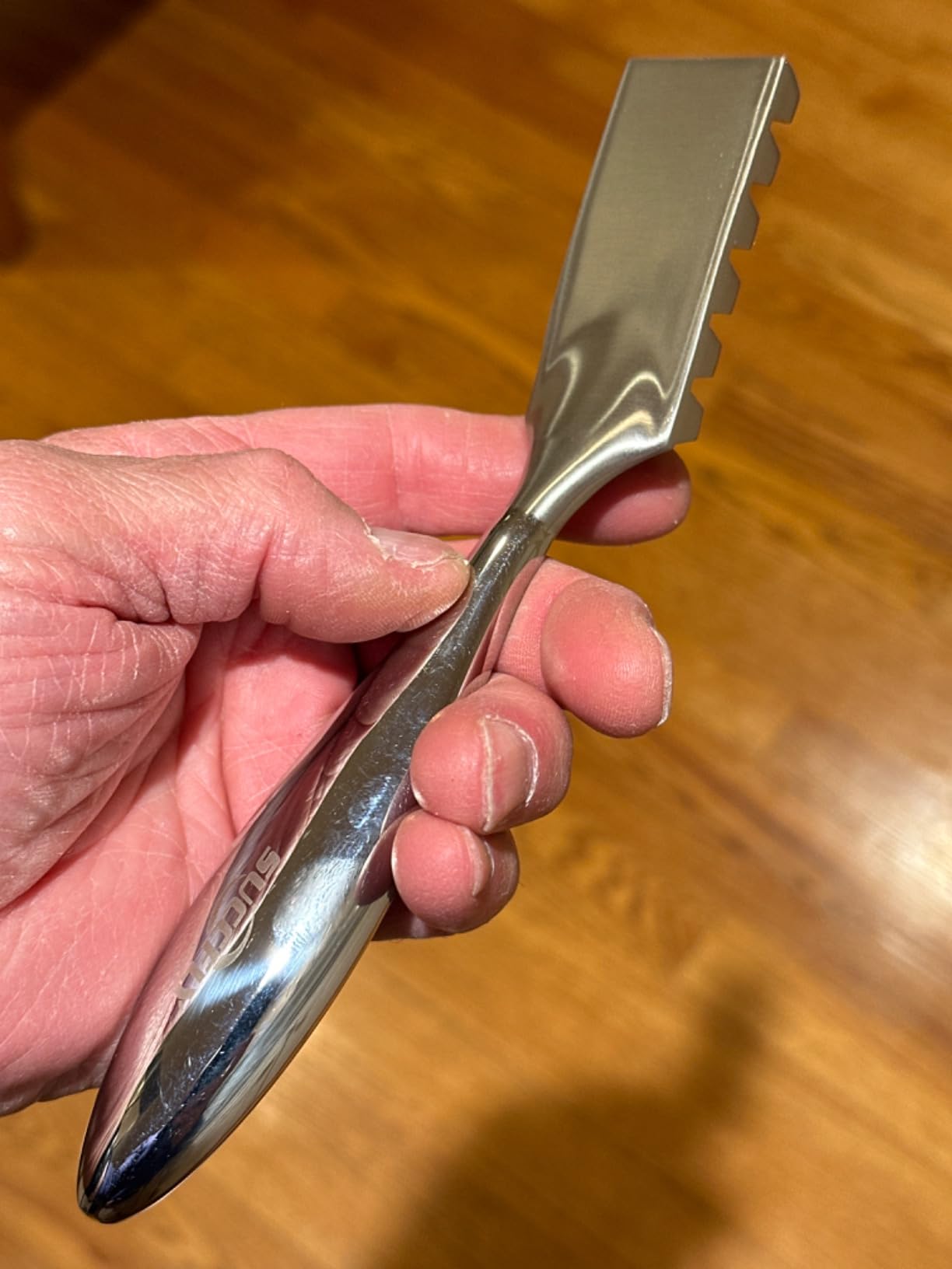 SUCCFLY Fish Scaler Stainless Steel, Premium Fish Scale Remover Integrated Casting, Heavy Duty Wedge-shaped Sawtooth Fish Descaler Tool, Ergonomic Handle Fish Scaler Remover No Mess, Fish Scaler Tool customer photo 2