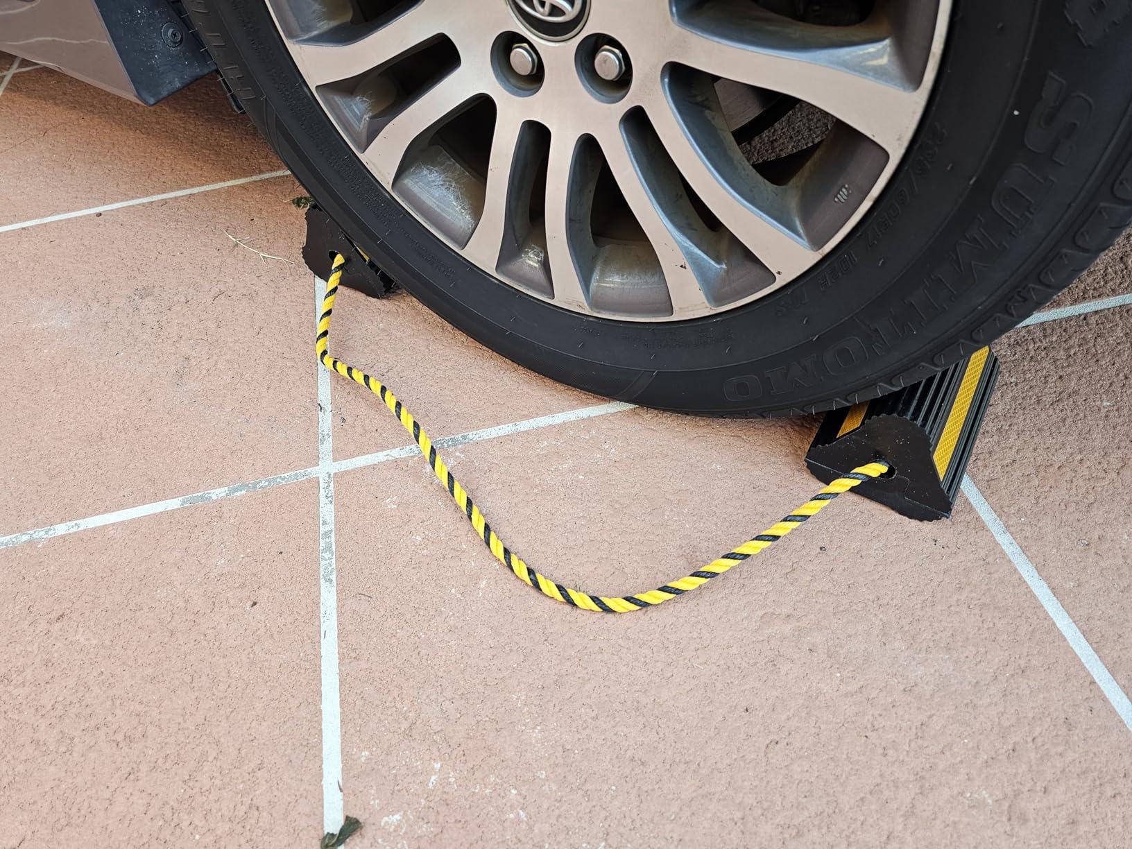 ROBLOCK Wheel Chocks (2pair/4pack with Rope) for RV Trailer Camper Truck Car Aircraft, Versatile Heavy Duty Rubber Wheel Chocks Block with 3 Reflective Strips, Tire Wheel Immobilizers & Chocks customer photo 1