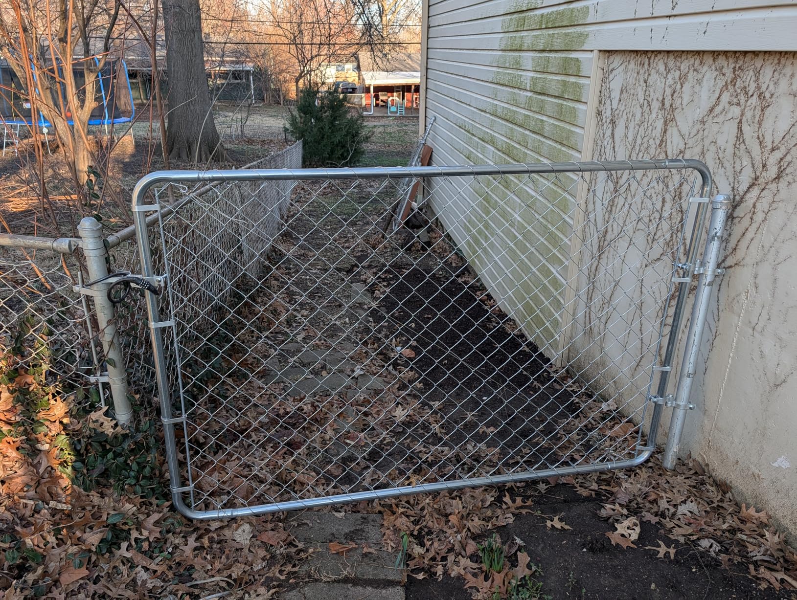 VEVOR Chain Link Fence Gate, 32 x 46 in, Adjustable Chain Link Fence Panel, Fit 2-4 ft (W) x 4 ft (H) Garden Fence Gate Opening, Rust-Resistant Galvanized Fencing Gate for Farm Posts Not Included customer photo 2
