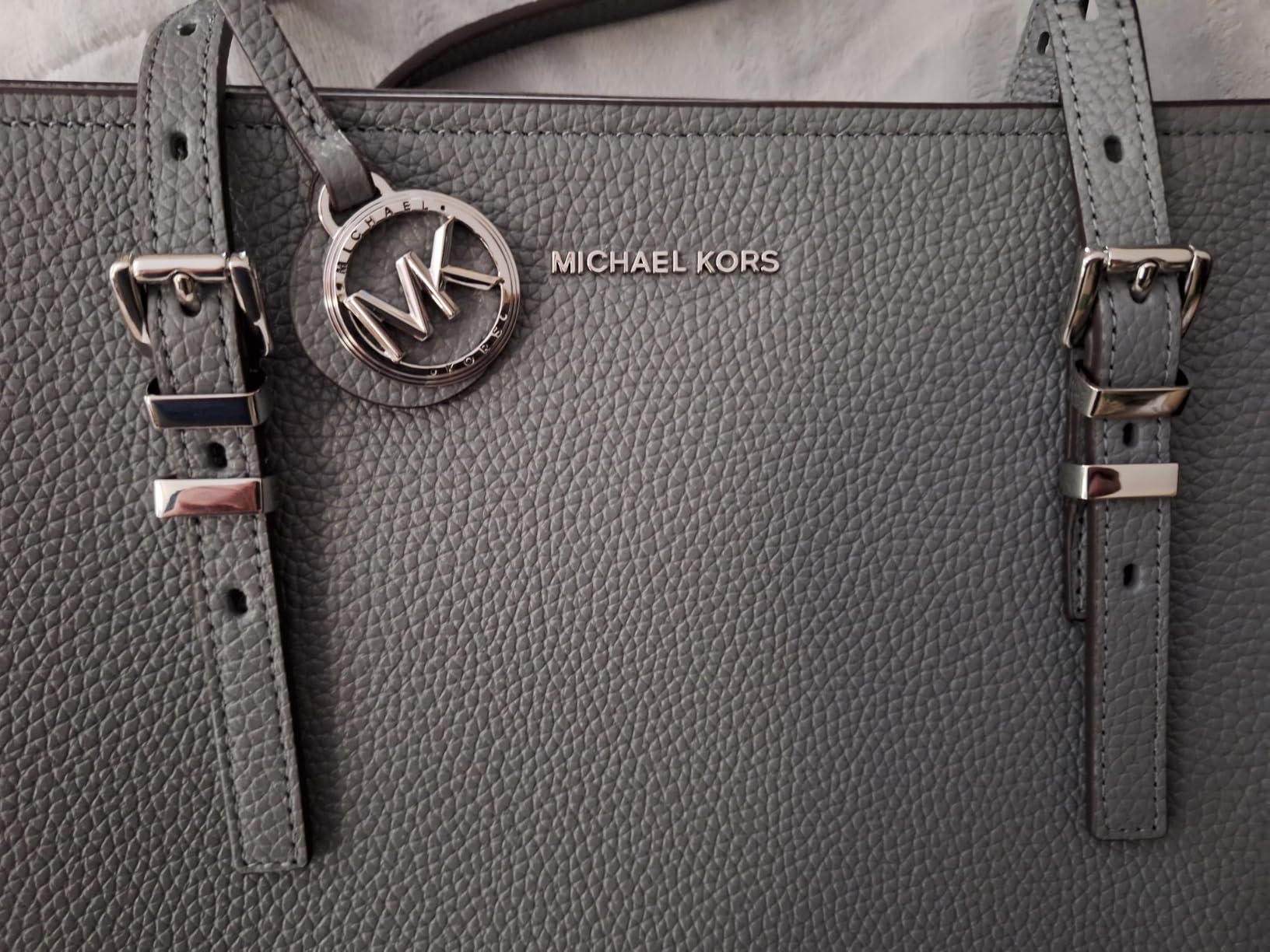Women's Quinn Medium Top-Zip Tote customer photo 1