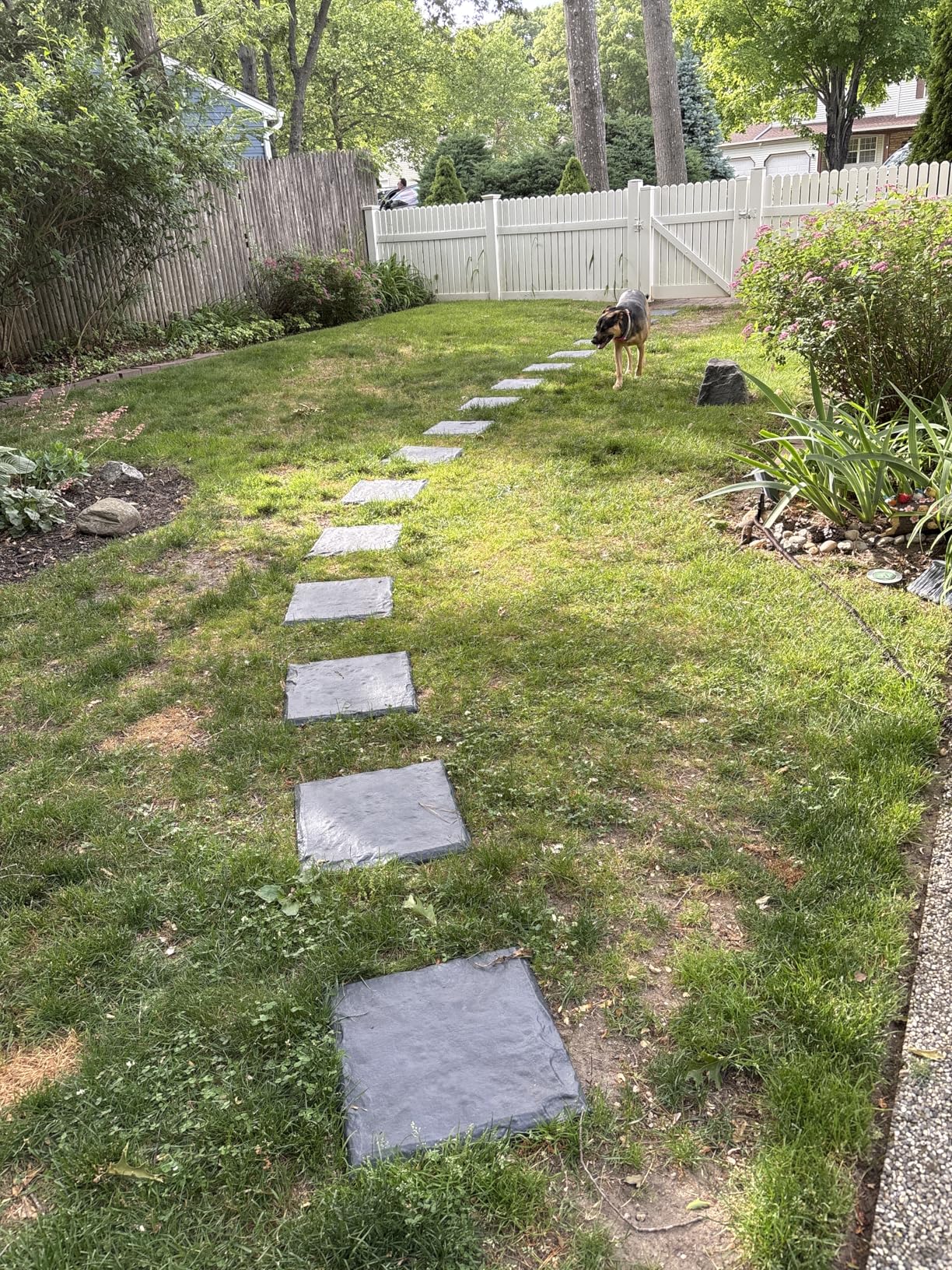 VEVOR Garden Stepping Stones, 4Pcs 15.5 x 15.5 in, Decorative Stepping Stones with Stakes, Weather-Resistant Plastic Pathway Pavers, Smooth Surface, Outdoor Walkway for Lawn Patio Landscape, Grey customer photo 2