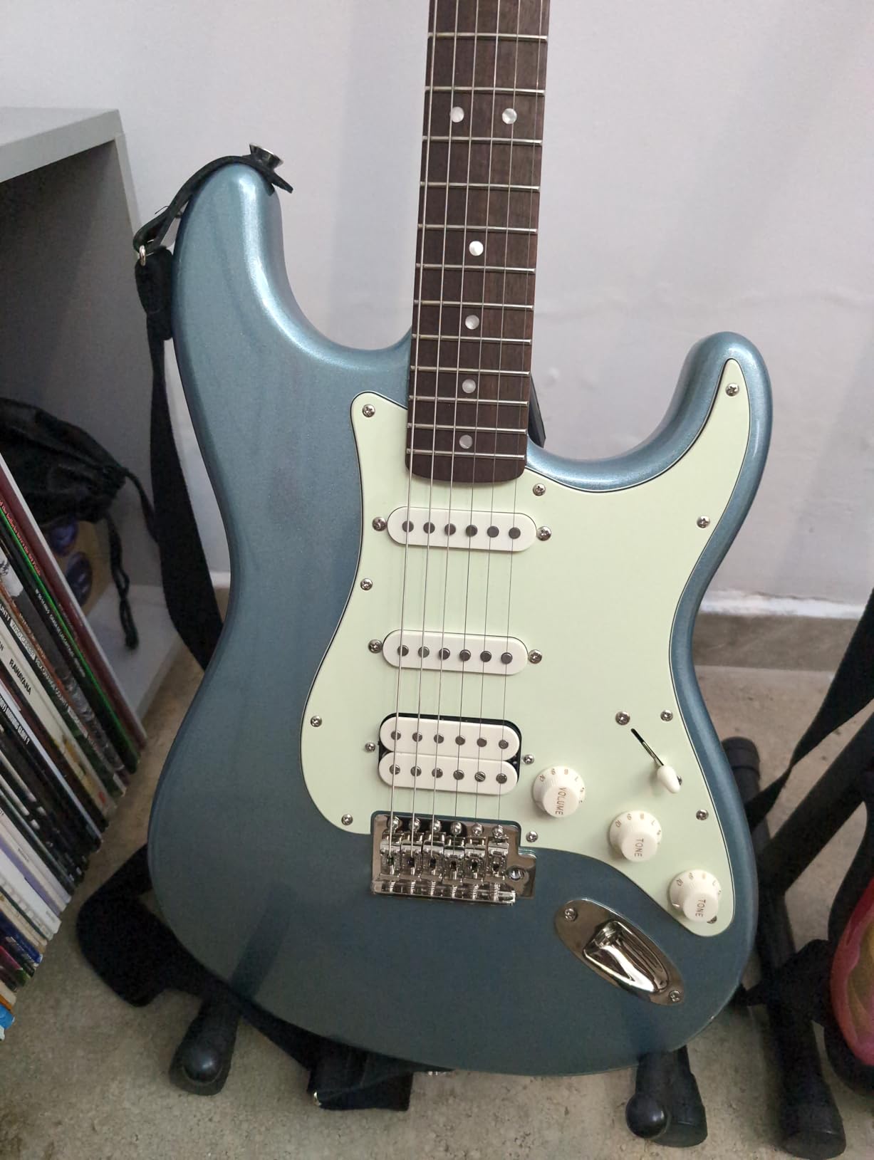 Fender Limited Edition Classic Vibe '60s Stratocaster HSS 6-String Right-Handed Electric Guitar with Poplar Body, Maple Neck, and Indian Laurel Fingerboard (Ice Blue Metallic) customer photo 2