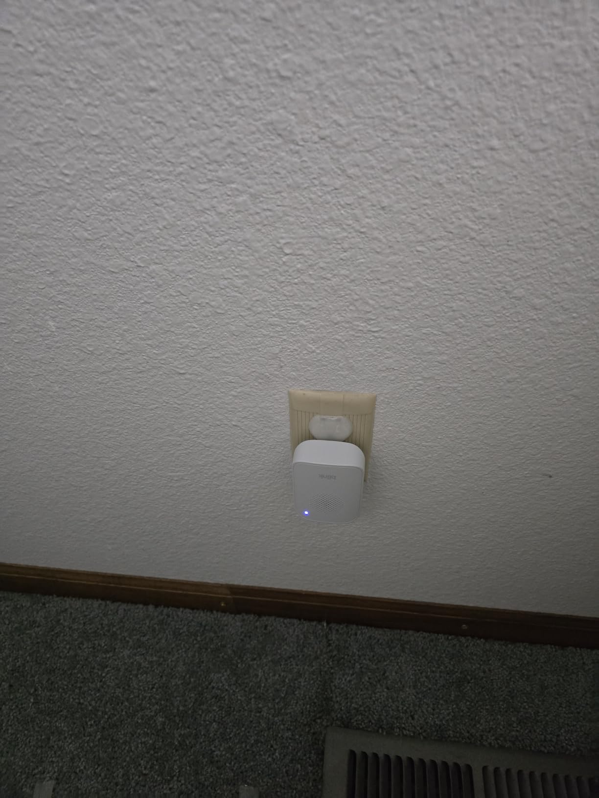 Blink Chime (newest model) - Real-time, audible alerts you can hear anywhere in your home, easy plug-in installation, works with all Blink doorbells customer photo 2