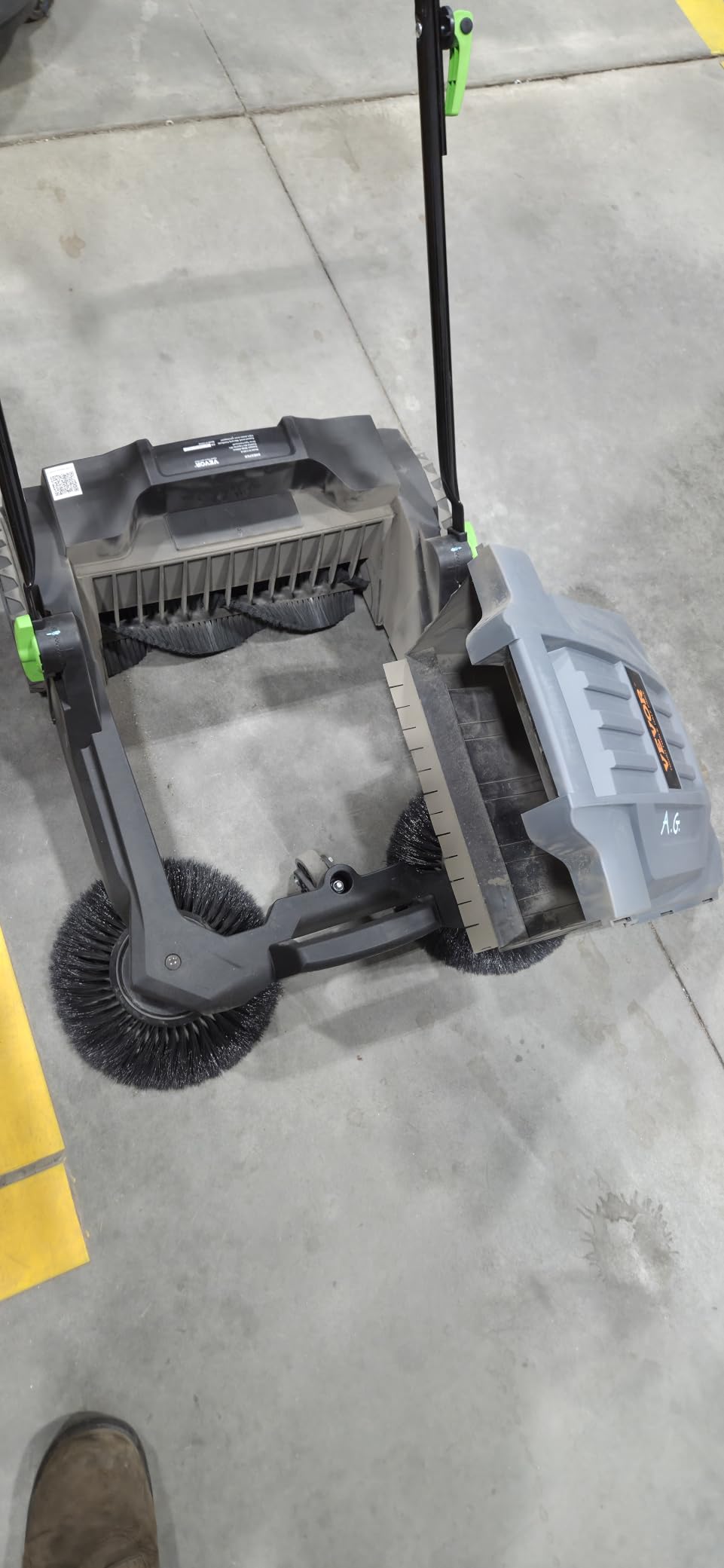 VEVOR Walk-Behind Hand Push Floor Sweeper, Manual Floor Sweeper Non-Electric with 25.6