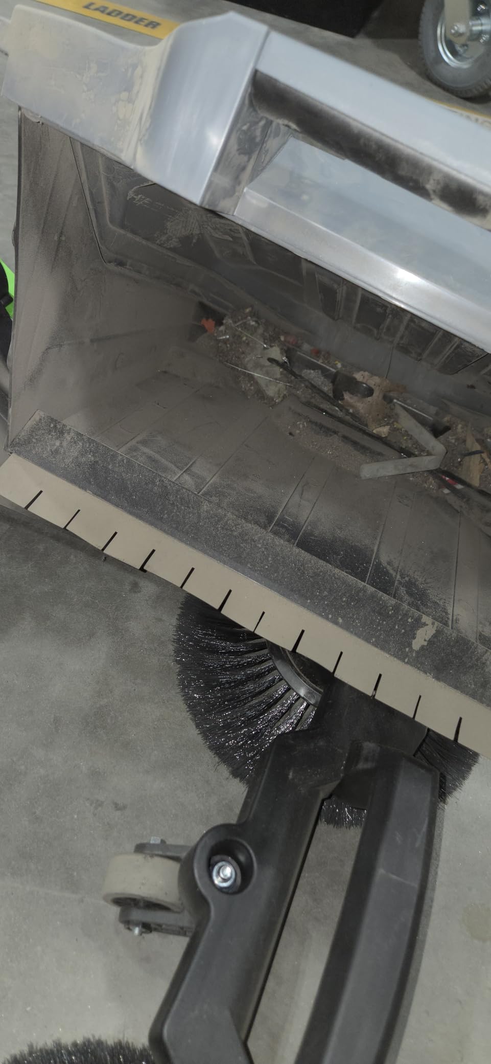 VEVOR Walk-Behind Hand Push Floor Sweeper, Manual Floor Sweeper Non-Electric with 25.6