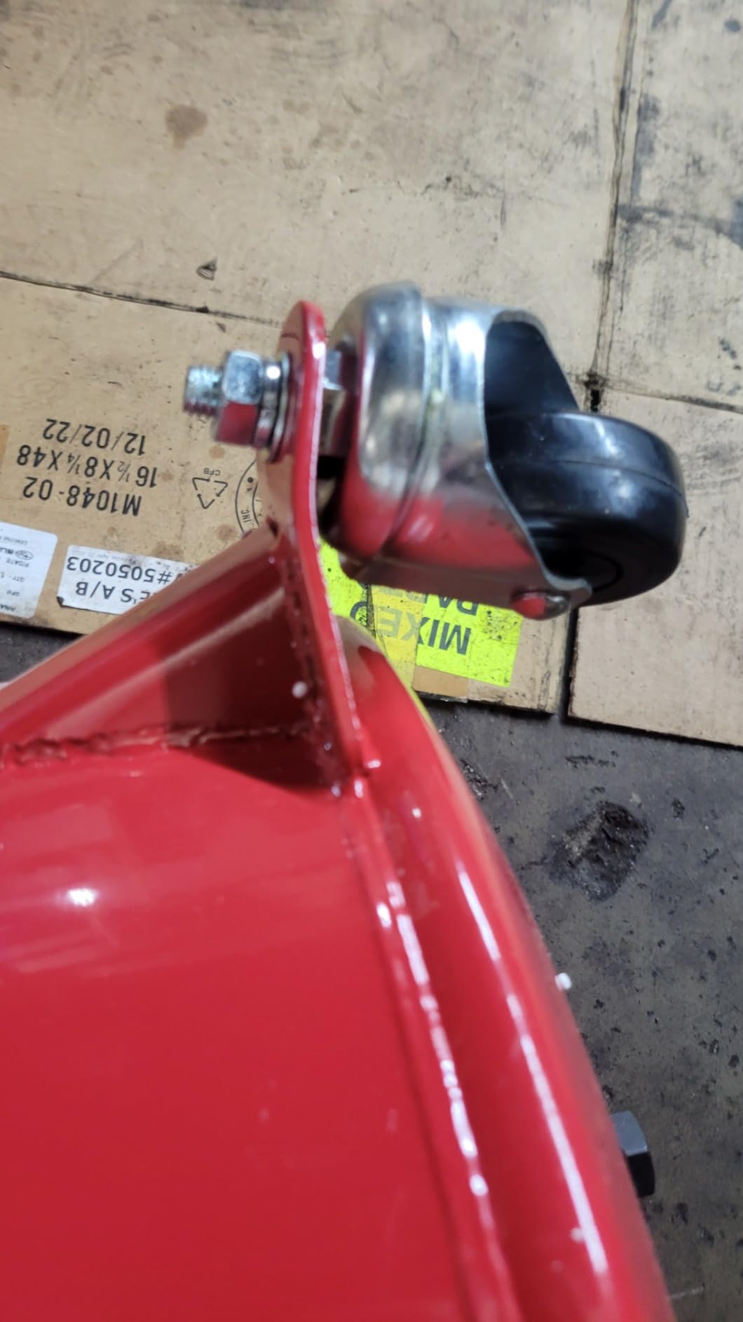 Lincoln 3601 Pneumatic 18 Gallon Pressurized Fluid Drain and Evacuation Tank, 45-72 Adjustable Funnel Height, Fluid Level Indicator, 14 Bowl, 150 PSI, 3 Swivel Casters, Steel Construction, Red customer photo 1