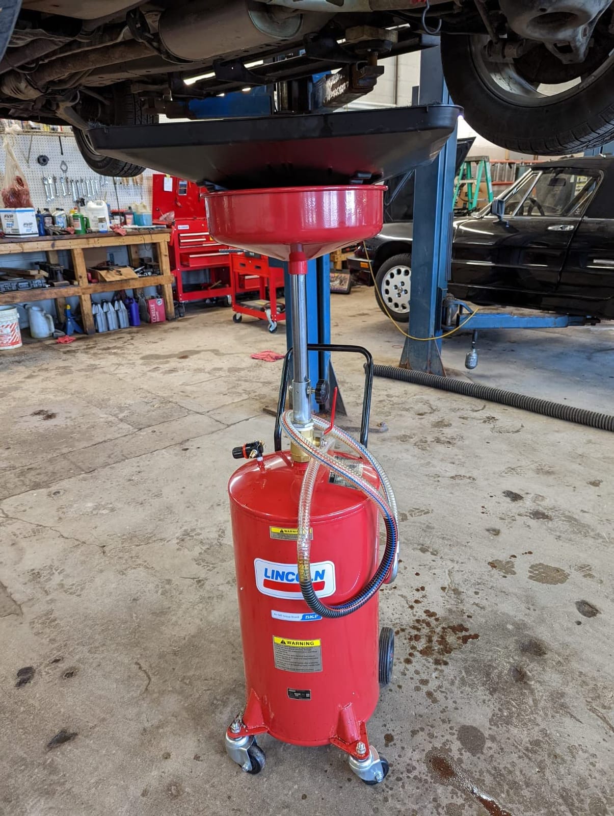 Lincoln 3601 Pneumatic 18 Gallon Pressurized Fluid Drain and Evacuation Tank, 45-72 Adjustable Funnel Height, Fluid Level Indicator, 14 Bowl, 150 PSI, 3 Swivel Casters, Steel Construction, Red customer photo 2