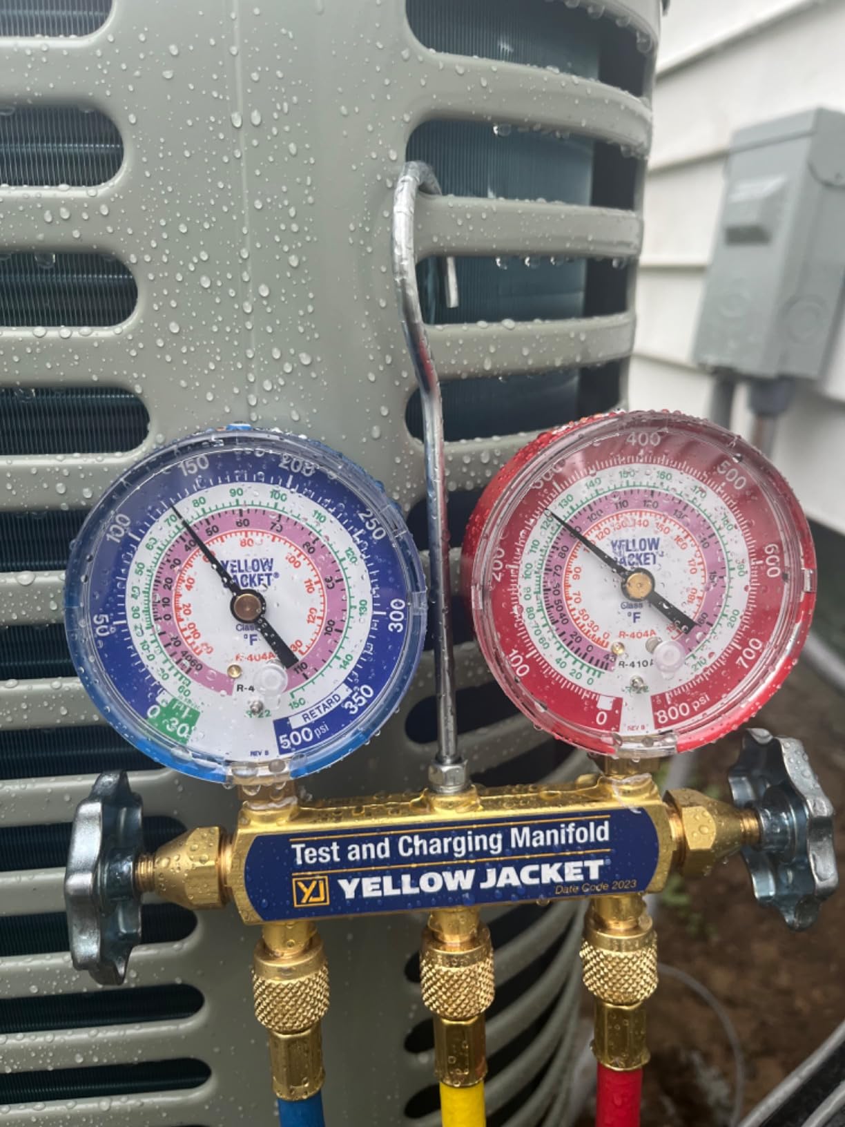 Yellow Jacket Mechanical Manifold Gauge Set, 2 Valve, 3 Hoses, Vacuum Port Size 1/4 in 42004-1 customer photo 1