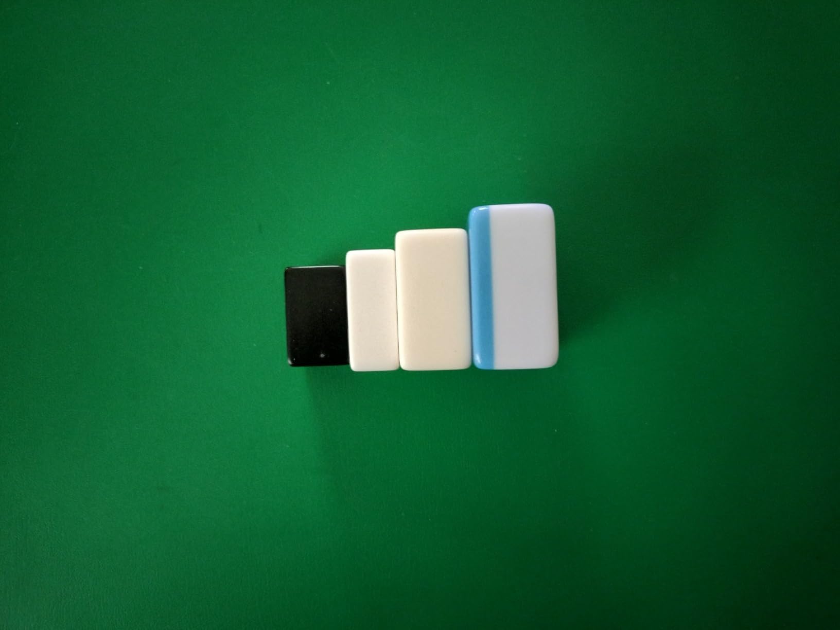 Yellow Mountain Imports Japanese Riichi Mahjong Set - Black Standard Size Tiles and Vinyl Case - with East Wind Tile, Set of Scoring Sticks, & Dice customer photo 1
