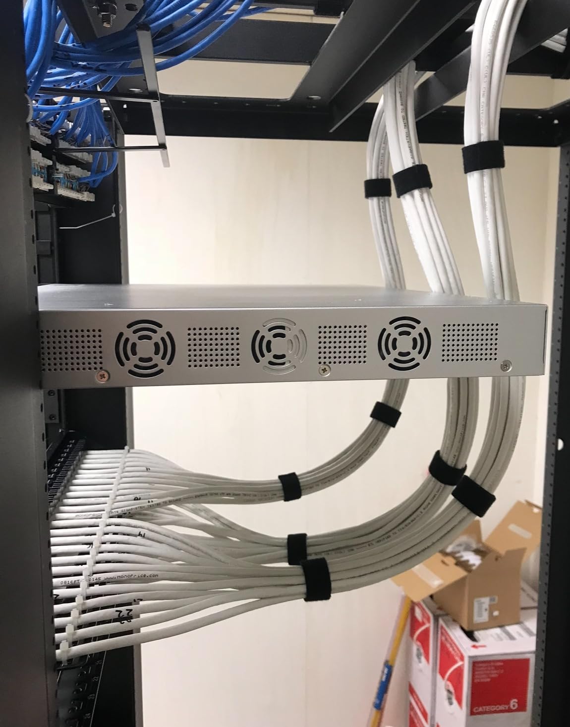Cable Matters 1U 24 Port Keystone Patch Panel with Cable Management | With Support Bar, Rackmount or Wall Mount, 19-Inch Black Patch Panel for Keystone Jacks customer photo 2