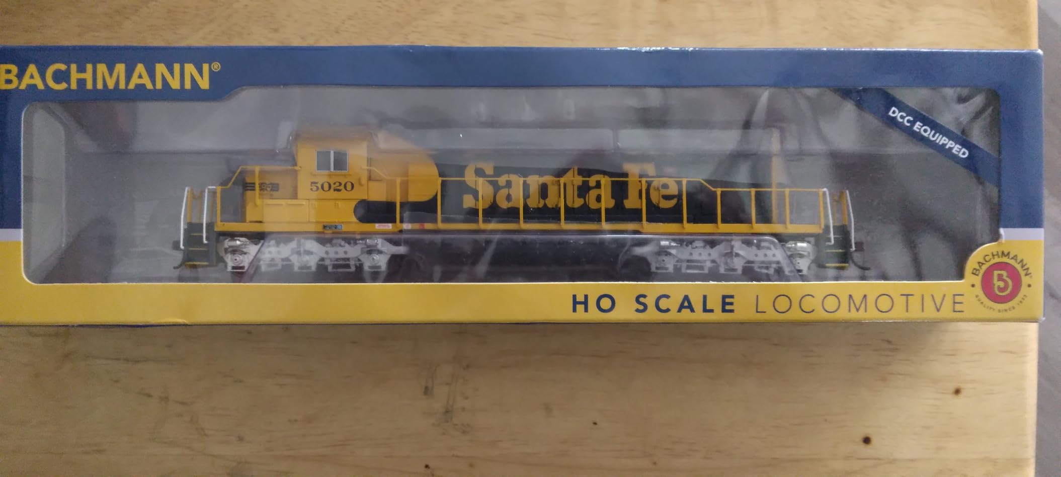 Bachmann Trains EMD SD40-2 DCC Equipped Diesel Locomotive Santa Fe #5020 HO Scale | Diesel Locomotive, DCC Equipped with All Wheel Drive, Highly Detailed Body, Metal Wheels and E-Z Mate Couplers, 60913 customer photo 2