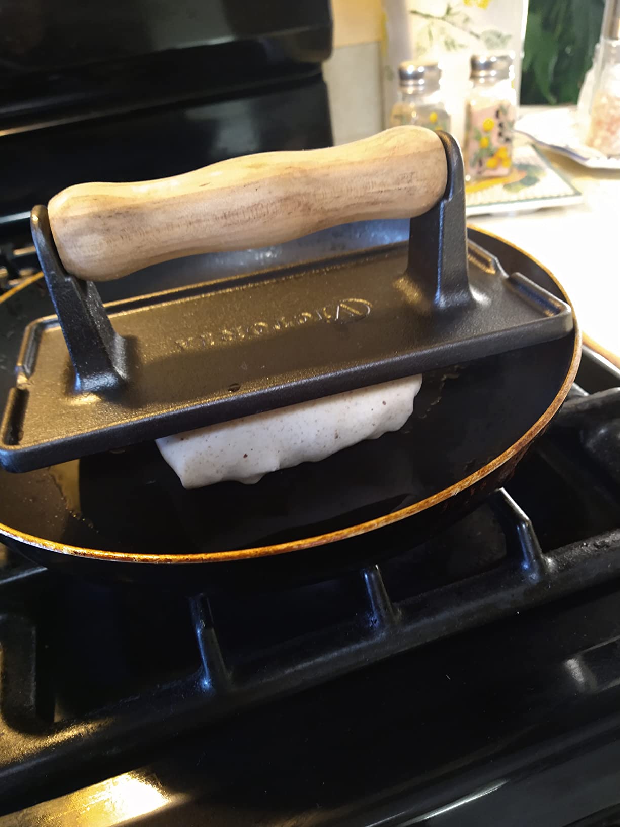 Victoria Cast Iron Panini Press, Burger Press, Bacon Press, Grill Press, Seasoned with 100% Kosher Certified Non-GMO Flaxseed Oil, Model Number: GAD-025 customer photo 2