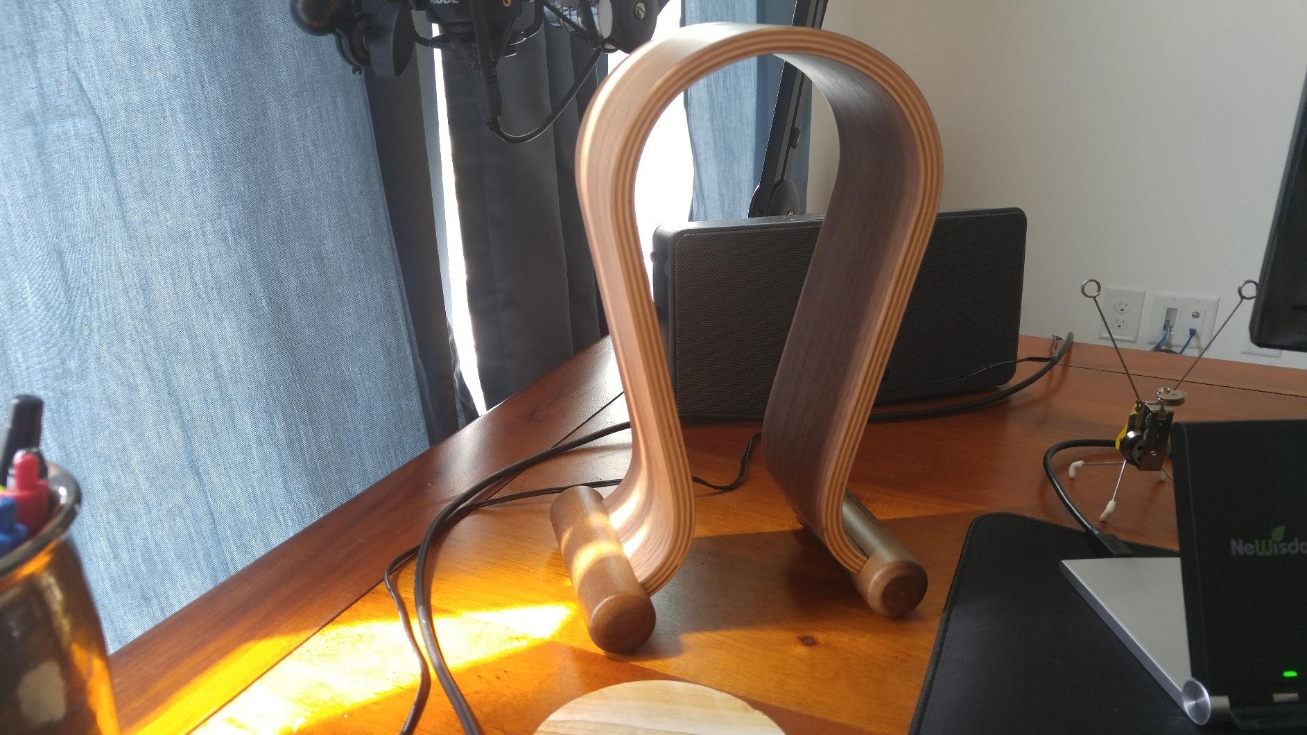SAMDI Wood Headphone Stand, Headphone Holder Wood Headset Stand Compatible for Sony, Bose, Shure, Jabra, JBL, AKG Gaming Headphones Display et. (Walnut) customer photo 1