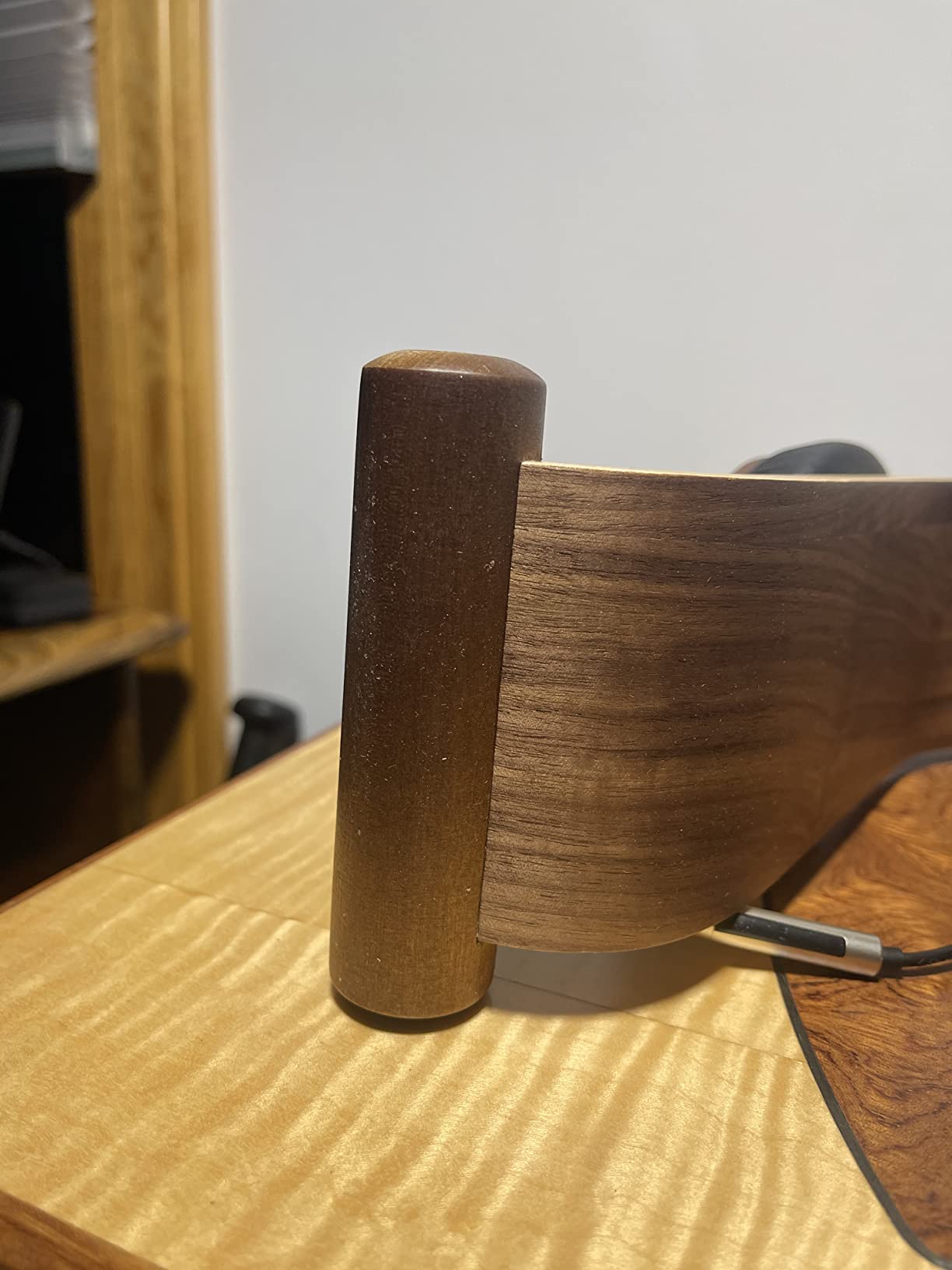 SAMDI Wood Headphone Stand, Headphone Holder Wood Headset Stand Compatible for Sony, Bose, Shure, Jabra, JBL, AKG Gaming Headphones Display et. (Walnut) customer photo 2