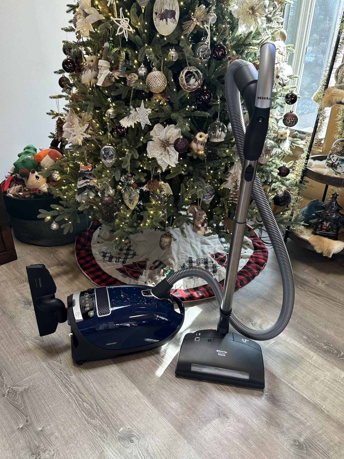 Miele Complete C3 Marin Bagged Canister Vacuum Cleaner with Electrobrush Floorhead, Suitable for Carpets and Hard Floors, in Marine Blue customer photo 1