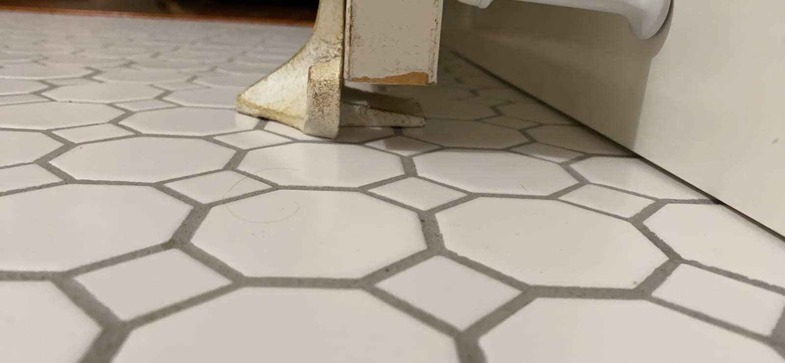 Comfify Rust Brown Fleur De Lis Cast Iron Door Stop - 4x3.5x7.75 | Recycled Cast Iron; Felt Bottom; Fits Under Most Doors; Fleur De Lis Vintage Design customer photo 2