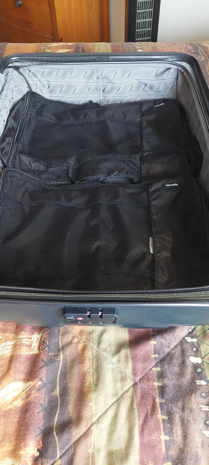 4-Piece Packing Cubes Travel Accessories Set, Luggage Organizer with Double Zipper, Mesh Top, Space-Saving, Medium, Black (Previously Amazon Basics) customer photo 1