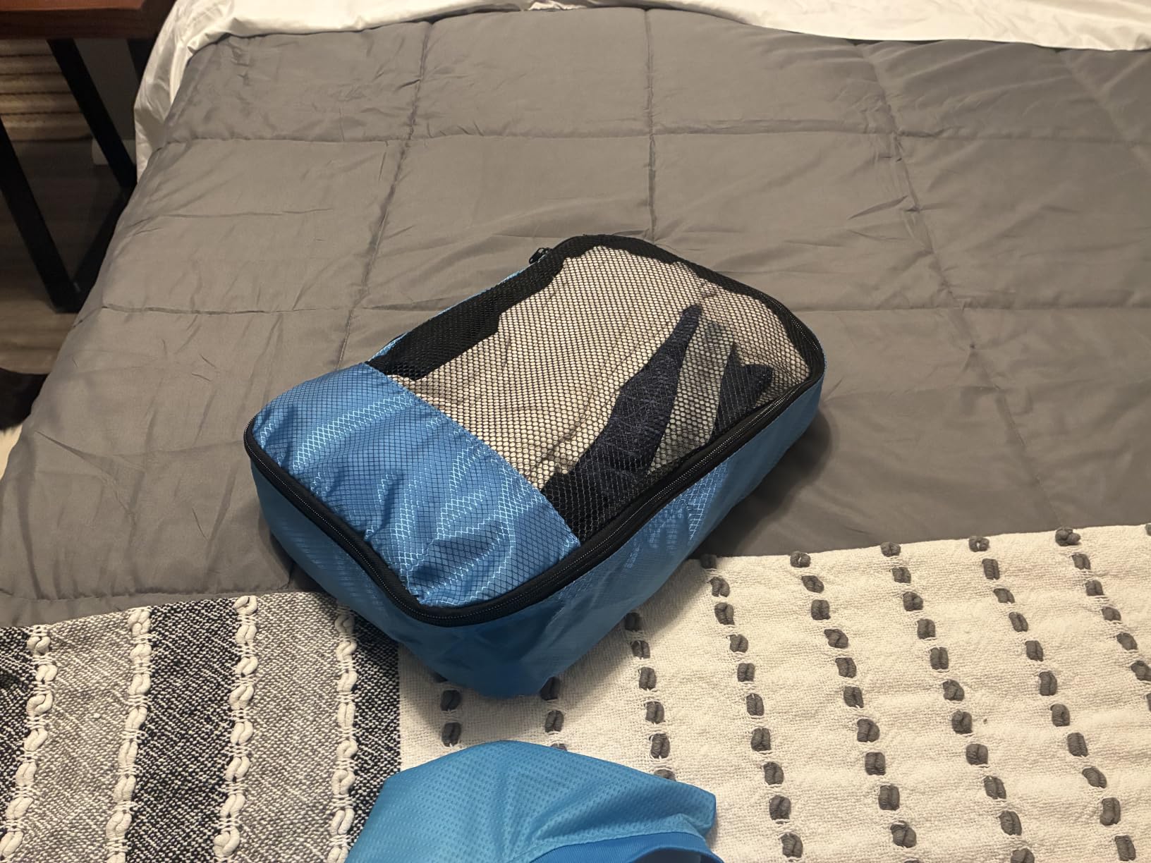 4-Piece Packing Cubes Travel Accessories Set, Luggage Organizer with Double Zipper, Mesh Top, Space-Saving, Medium, Black (Previously Amazon Basics) customer photo 2
