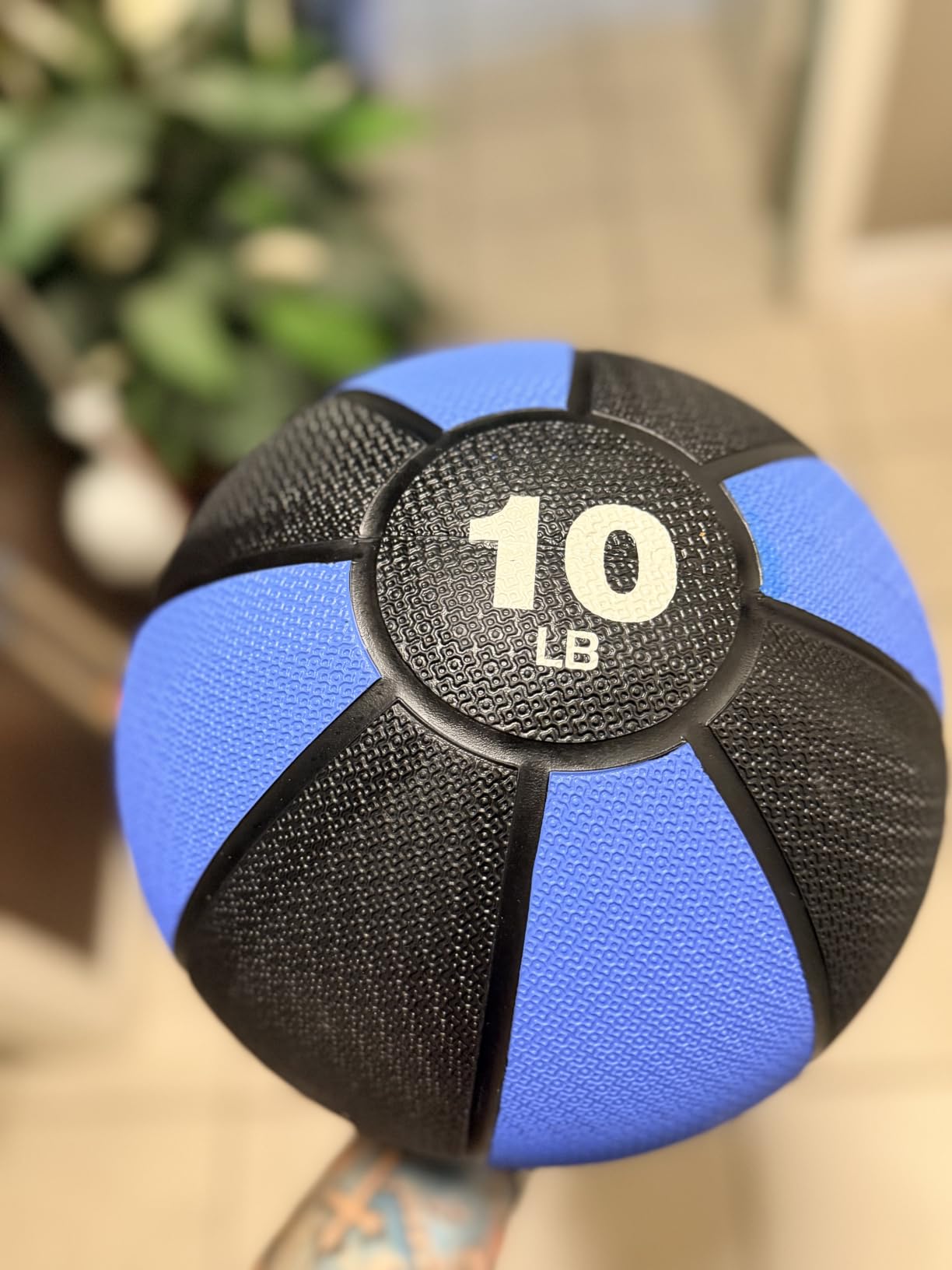 Amazon Basics Weighted Medicine Ball for Core Strength, Strength Training, Full-Body Workouts and Balance Exercises customer photo 2