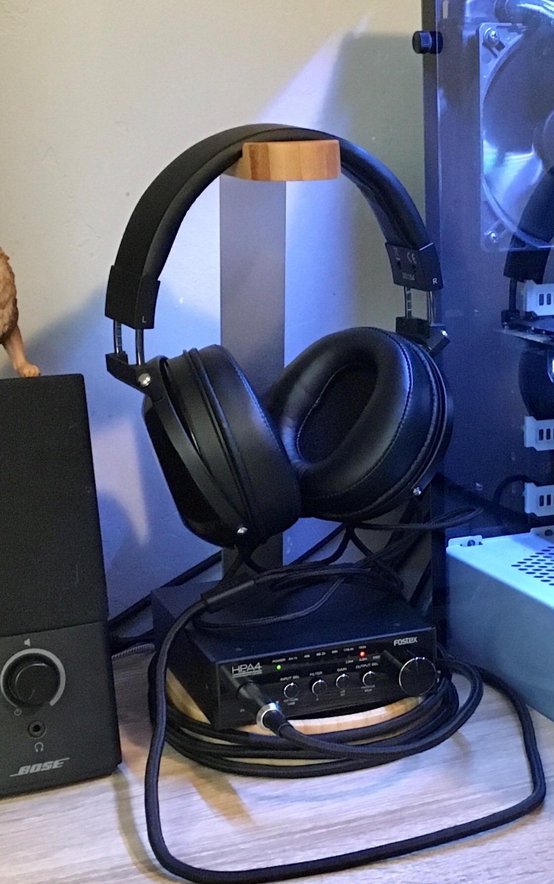 Avantree TR902 - Wood and Aluminum Headphone Stand with Cable Holder customer photo 1