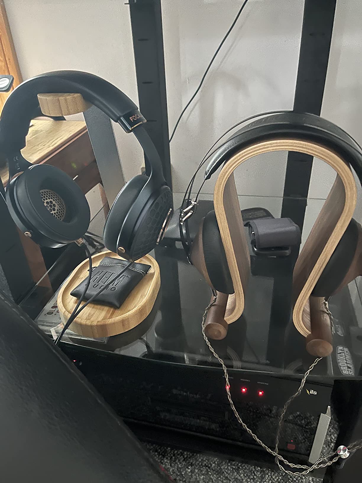 Avantree TR902 - Wood and Aluminum Headphone Stand with Cable Holder customer photo 2