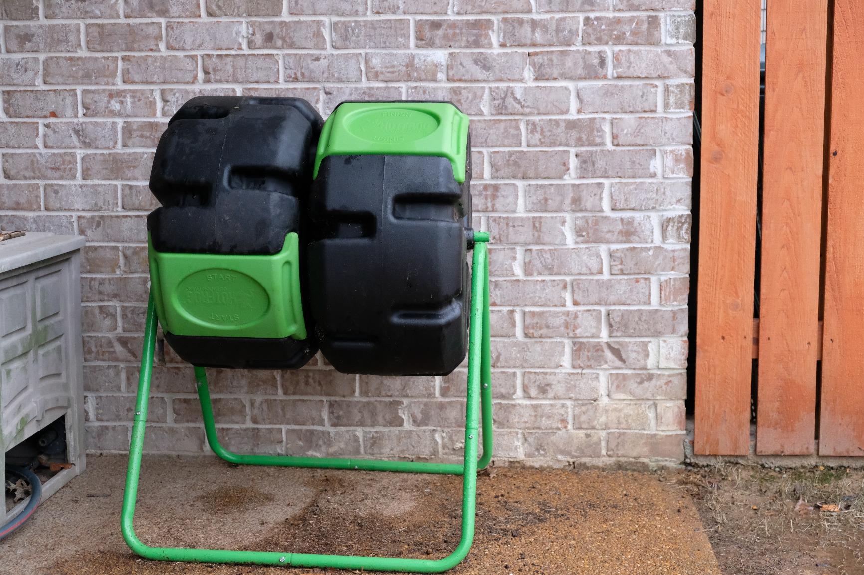 FCMP Outdoor HOTFROG 37-Gallon Dual-Chamber Tumbling Composter, Black/Green (HF-DBC4000) - UV-Inhibited, BPA-Free, Compost Bin for Garden, Easy-Turn Barrel with Aeration Vents customer photo 2