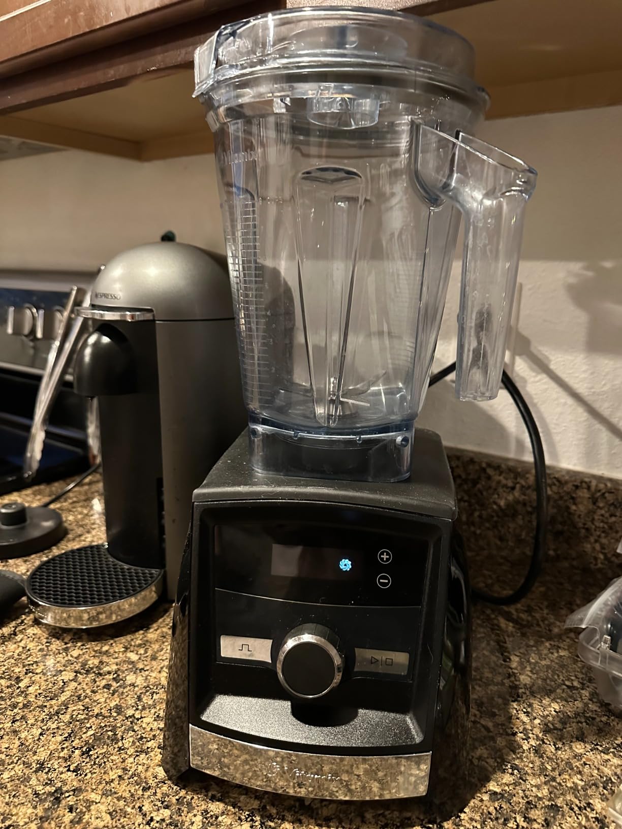 Vitamix A3300 Ascent Series Smart Blender, Professional-Grade, 64 oz. Low-Profile Container, Black customer photo 2