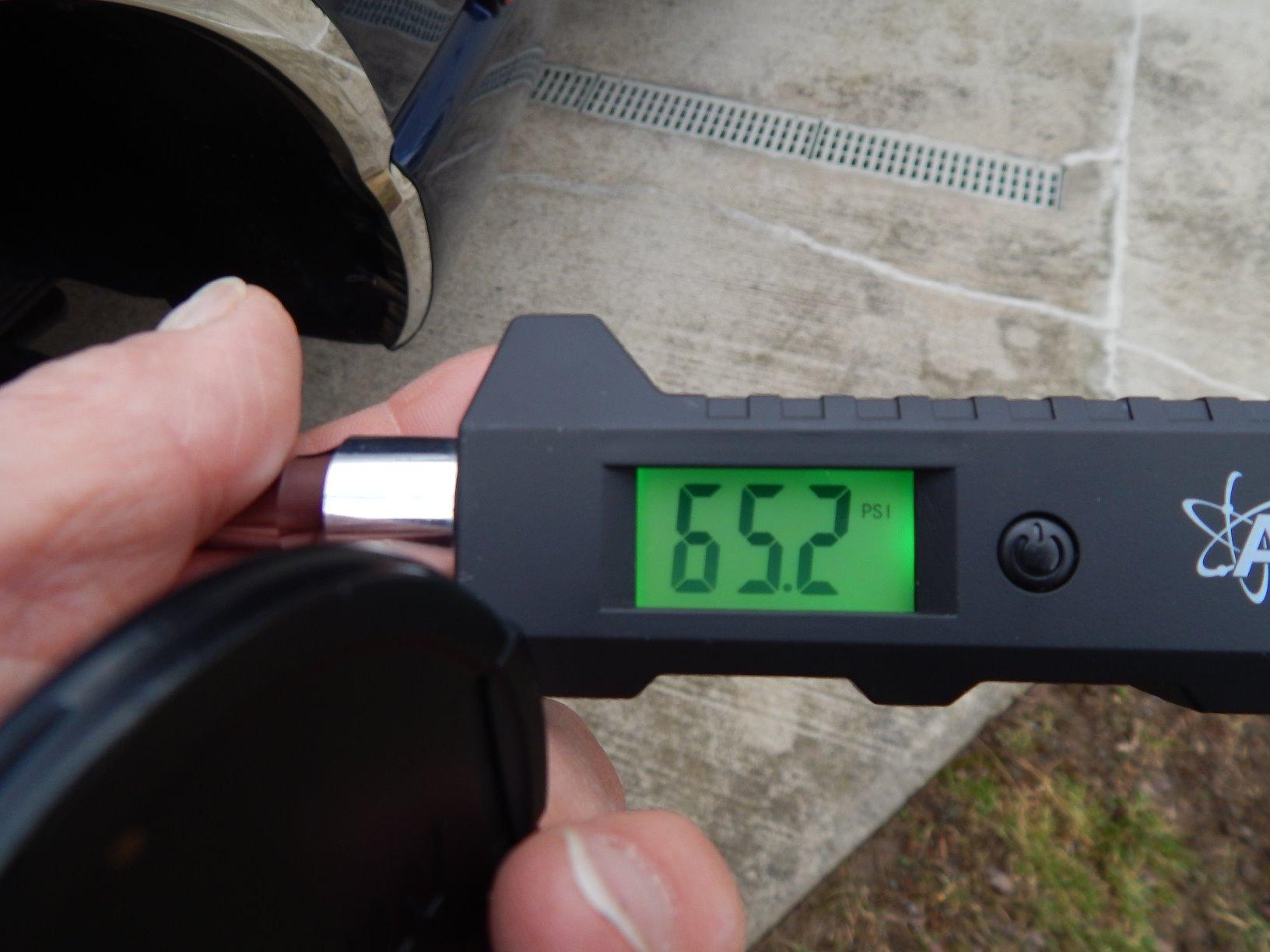 AstroAI Heavy Duty Digital Tire Pressure Gauge 0-230 PSI | Calibrated to ANSI B40.7 Grade 2A (0.5%) with Backlit LCD & Flashlight, Stainless Steel for Truck RV Car Motorcycle Bike customer photo 2