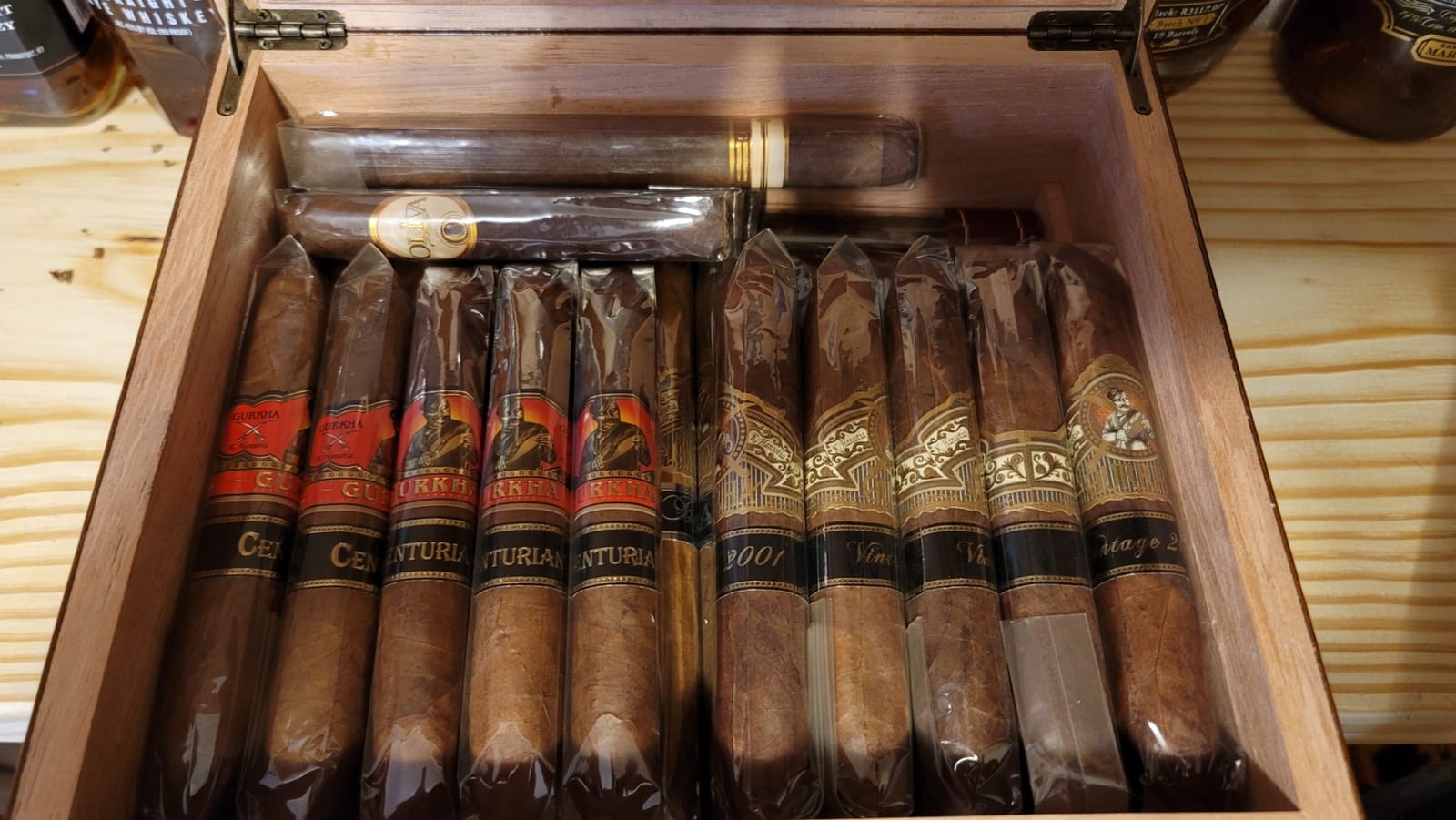 Desktop Humidor Case Holds 25-50 Cigars, Unique Elegant Leather Display, 100% Handcraft Real Solid Spanish Cedar Wood Storage Box with Humidifier and Hygrometer Desktop Humidors customer photo 2