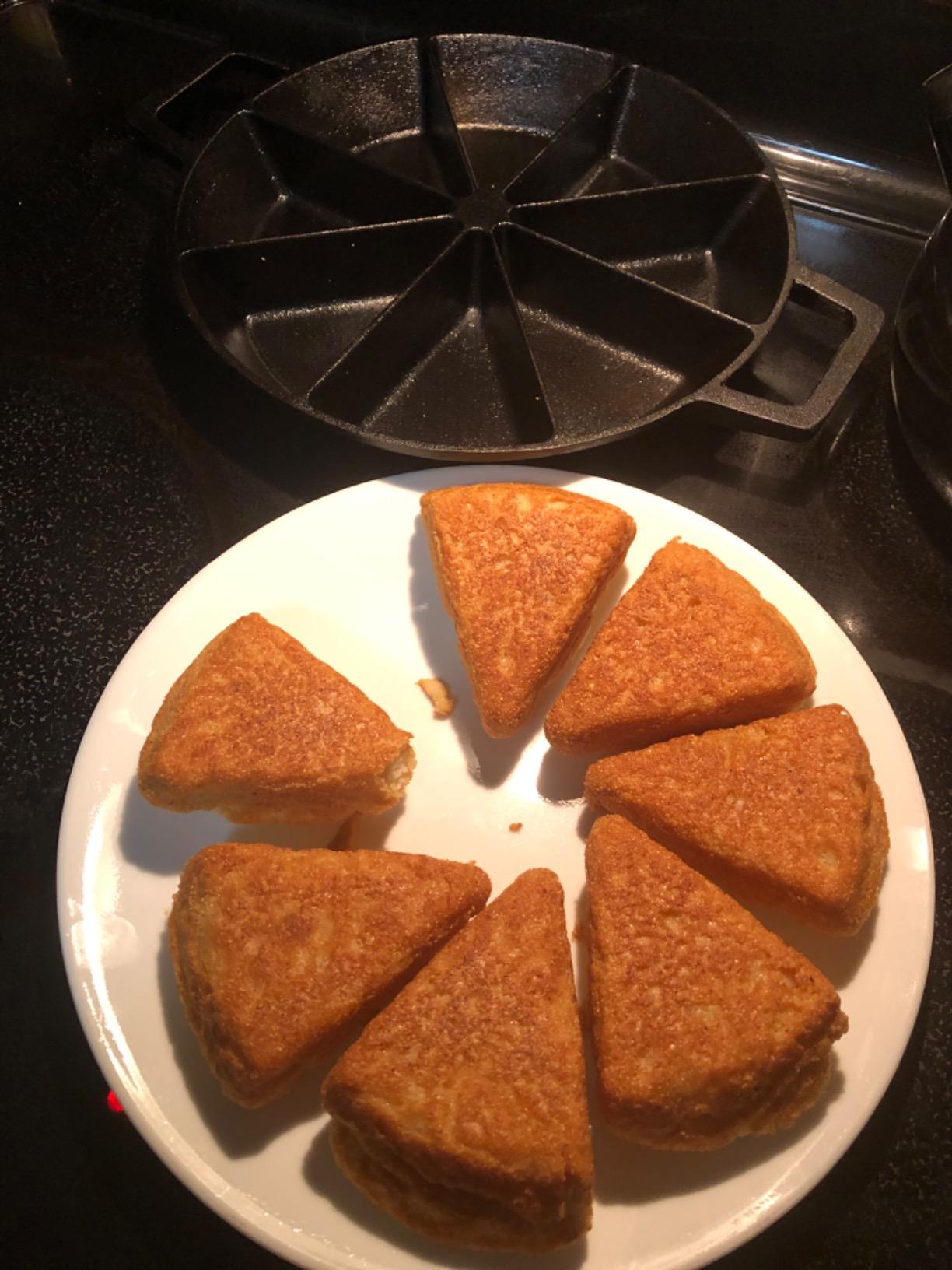 Bayou Classic 10-in Cast Iron Wedge Cornbread Skillet Features Side Loop Handles For Easy Transport Bakes 8 Wedges of Cornbread customer photo 1