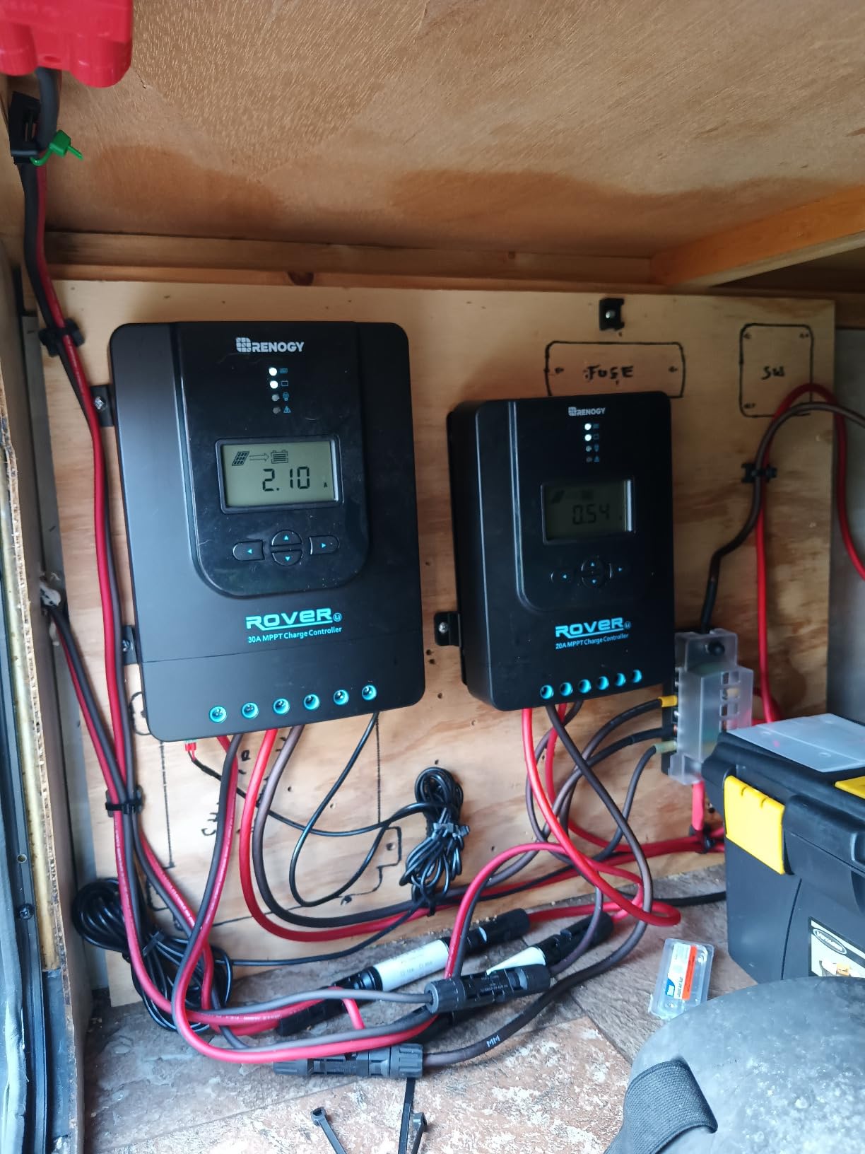 Renogy Rover MPPT Solar Charge Controller with Bluetooth 40A 12V/24V | 100V PV input, AGM/Gel/Flooded (auto), Li (manual), MPPT 99%, overcharge/short protection, negative ground, Bluetooth monitoring customer photo 1