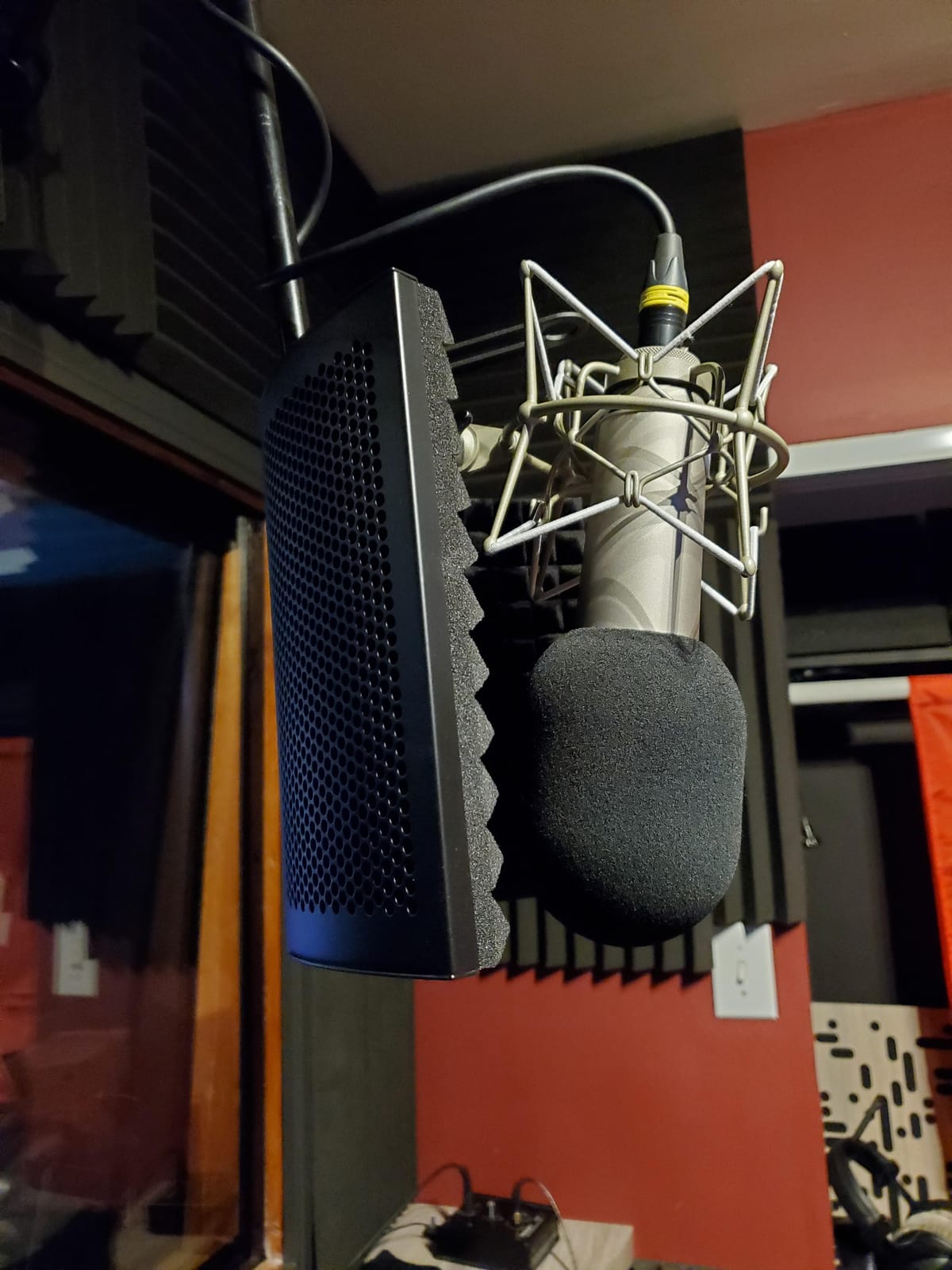 Aokeo Professional Studio Recording Microphone Isolation Shield, Suitable for Blue Yeti and Any Condenser Microphone Recording Equipment (AO-403) customer photo 1
